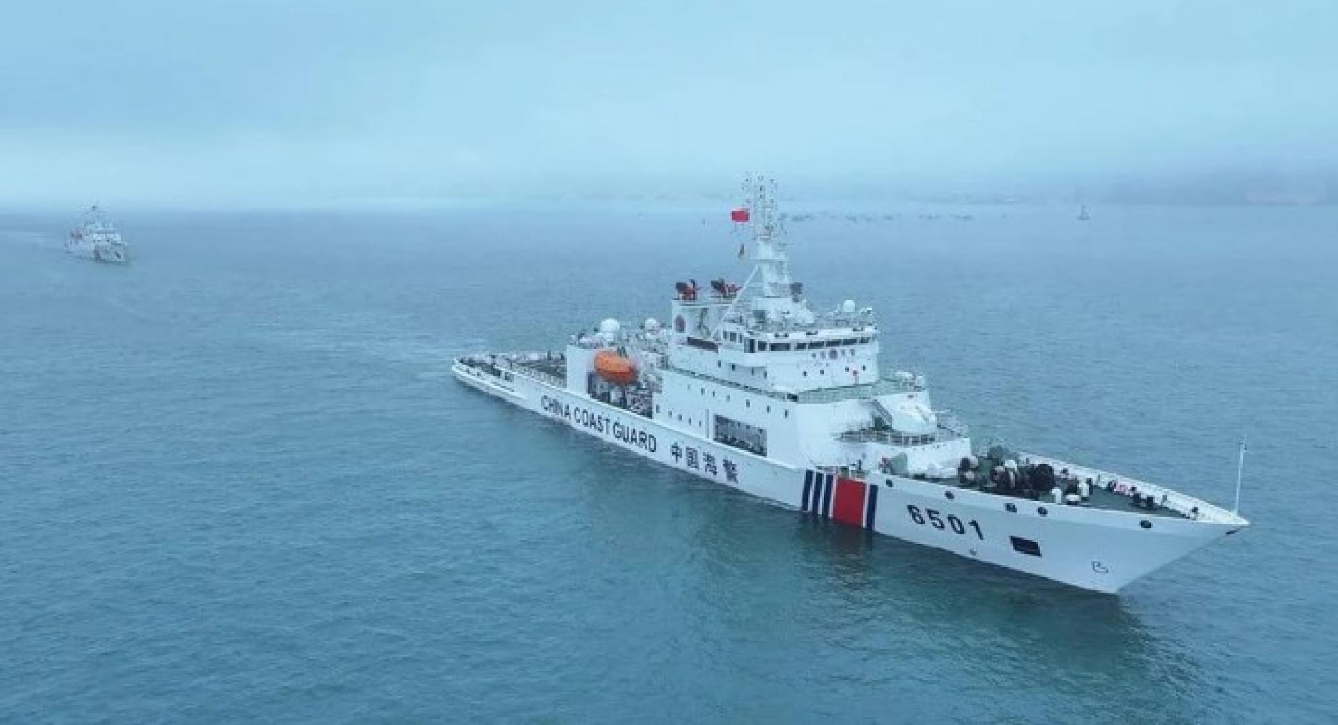 中国海警：菲船于鲎藤礁海域非法聚集，警告菲方立即停止侵权挑衅。（示意图）