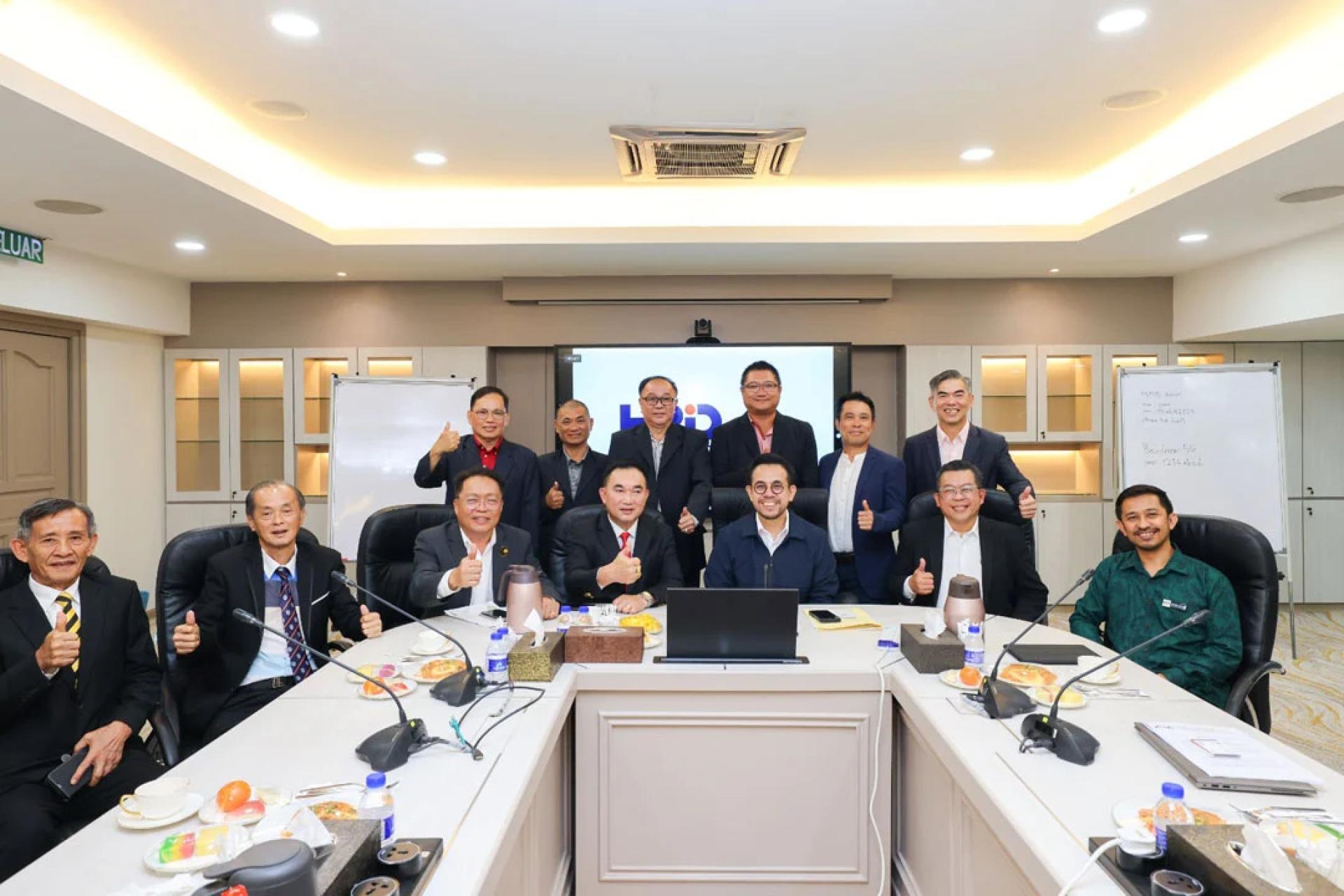 马来西亚家电商总会与人资部对话，双方深入讨论行业培训、技能发展、人力资源政策等多个议题。前排左起王联发、郭雅民、陈万利、黄财荣、沈志强、罗尼及祖希米。
