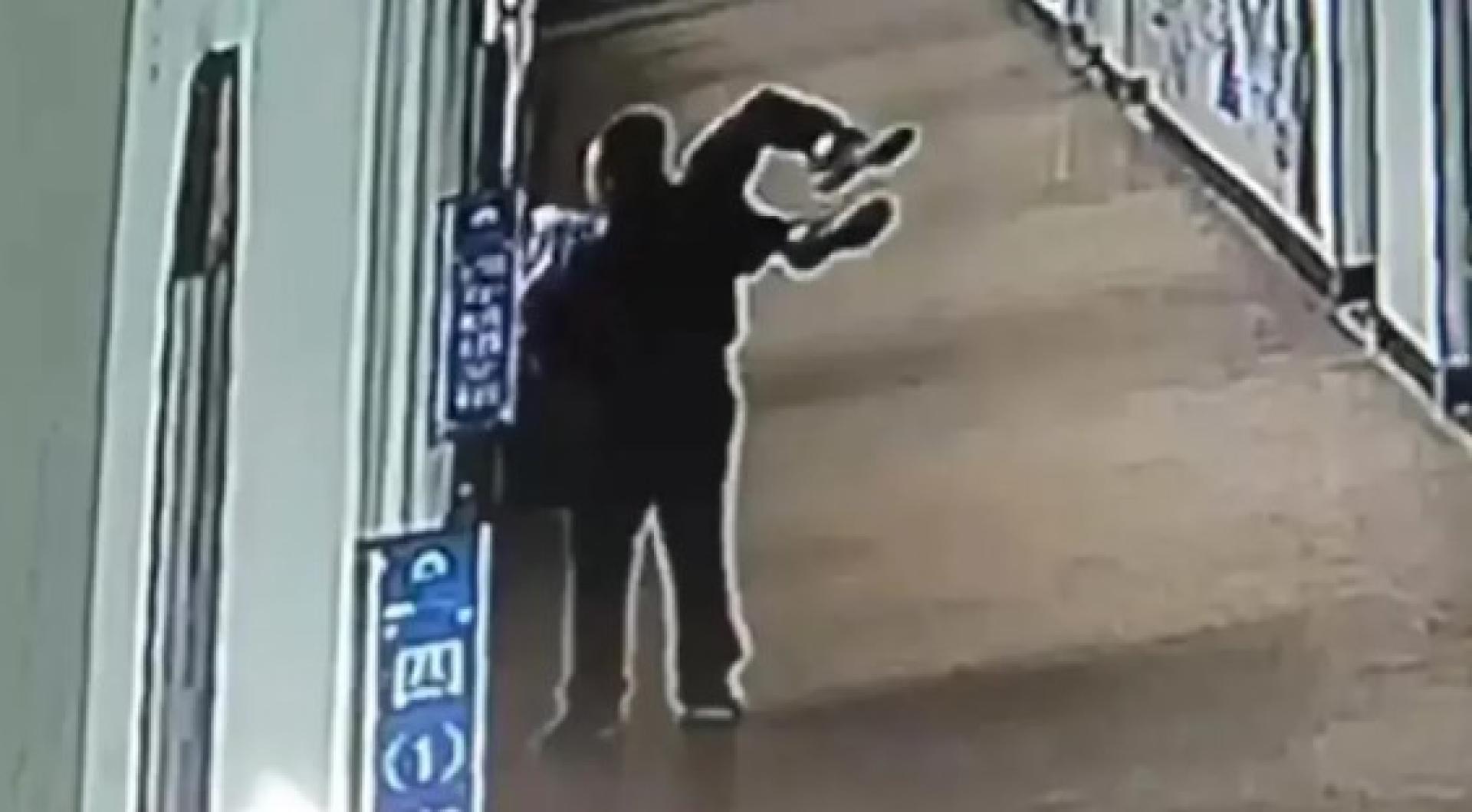 教师拎着学生悬空探出3楼窗外进行吓唬威胁。