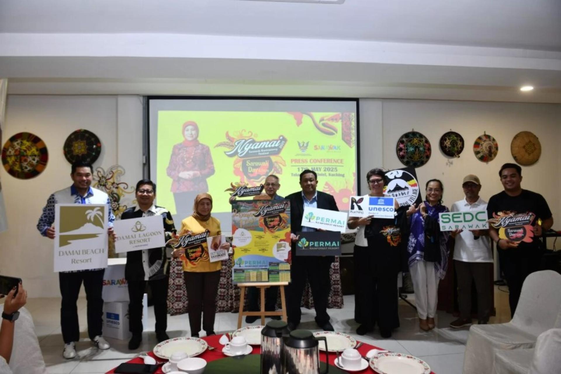 南希（左3）与合作伙伴共同为2025年Nyamai Sarawak Gastronomy Festival揭幕。