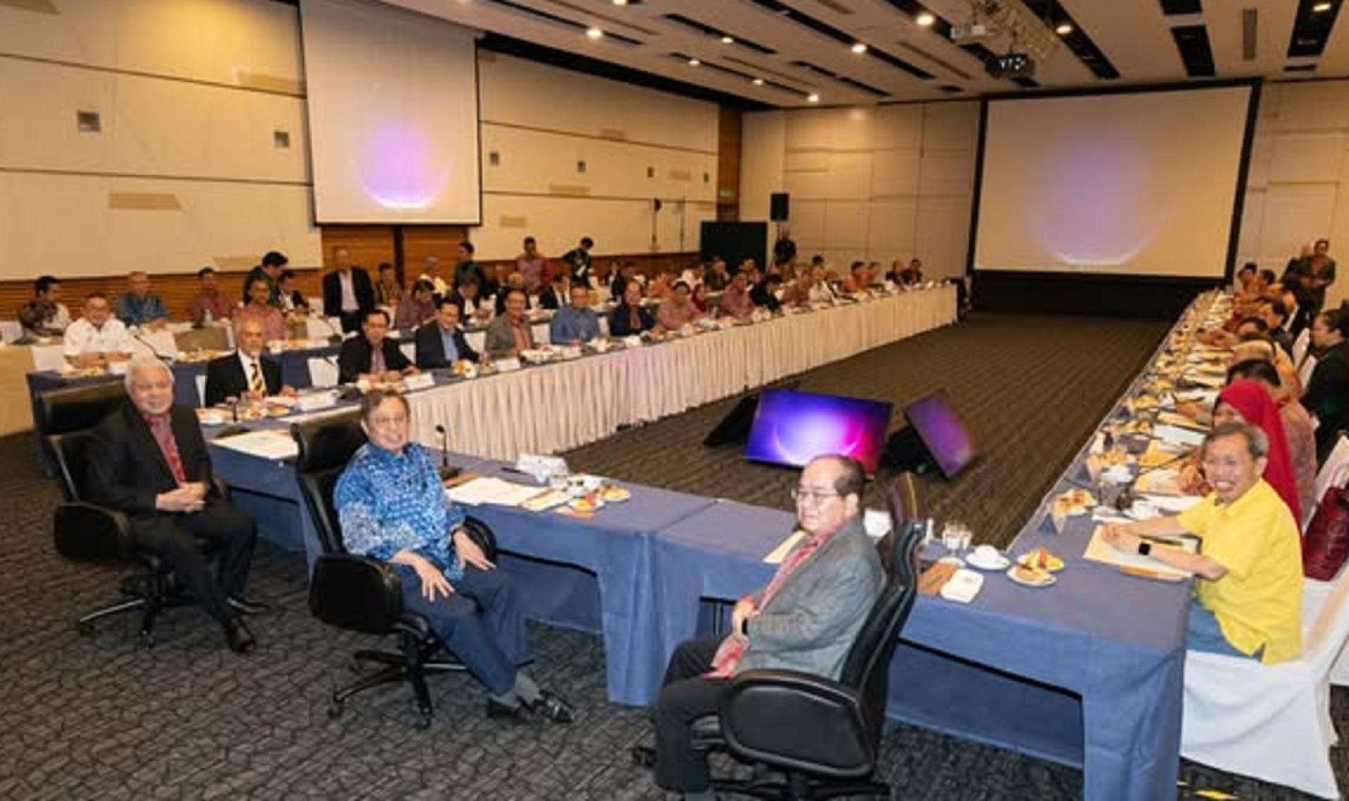 砂总理兼土保党主席拿督巴丁宜丹斯里阿邦佐哈里（左2）主持相关会议，并获得成员党代表出席。