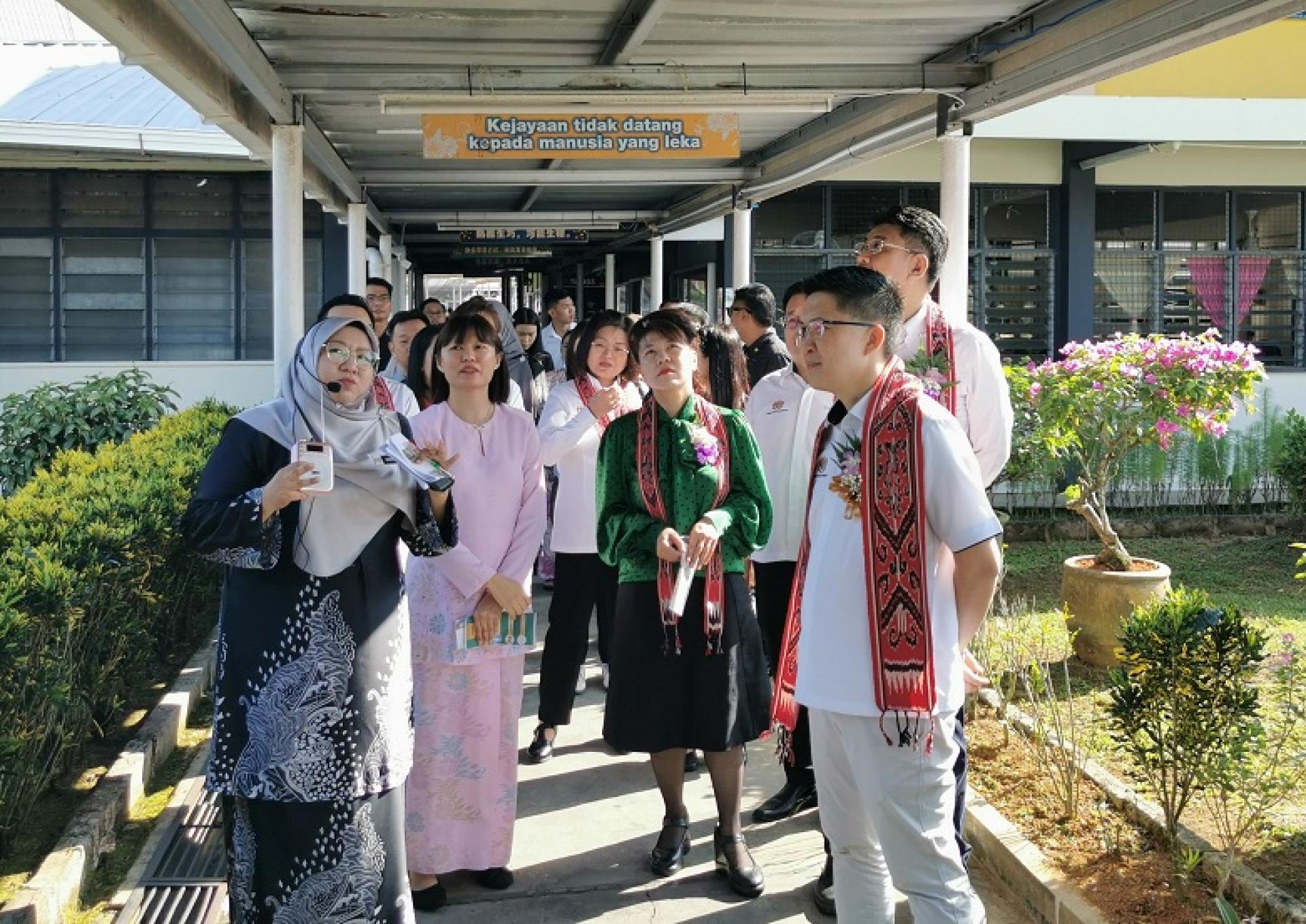 朋岭区州议员杨薇讳陪同联邦副教育部长黄家和一同巡视肯小，了解该校所面对的简陋设施问题。