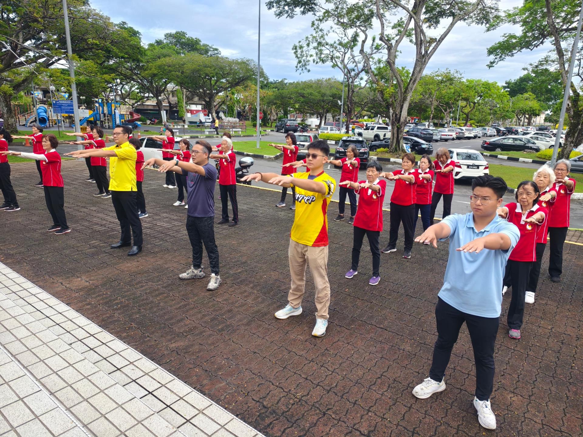 嘉宾们与元极学员参与演出。右起为邹梓建、谢家洪、美里市议员熊千雨，及余忠明。