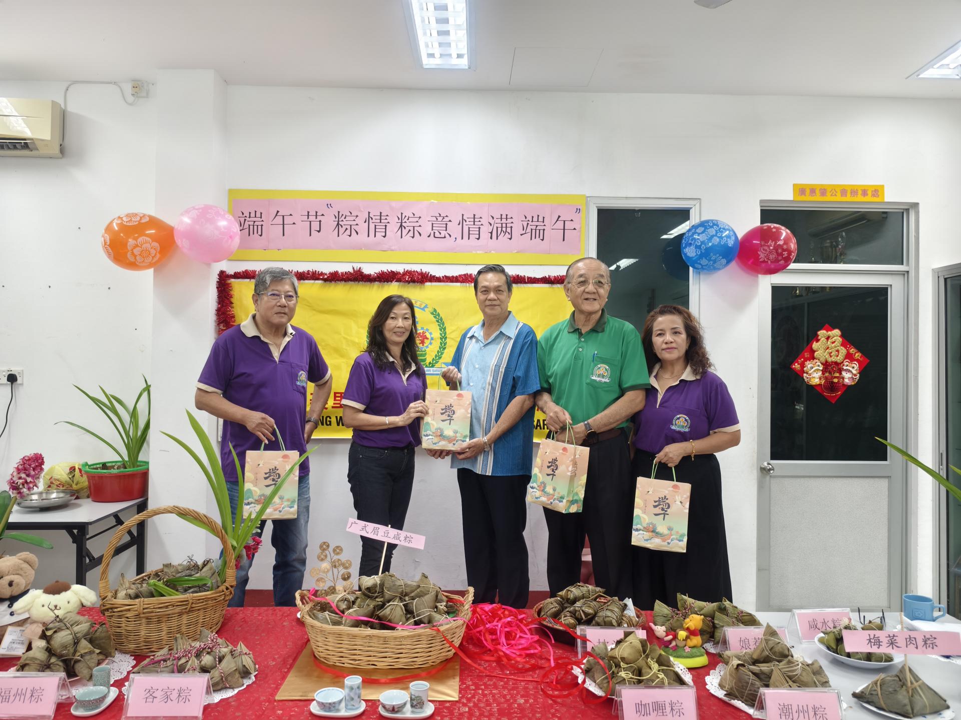 筹备会主席田美莲（左2）赠送端午节礼品给名誉会长本曼查冯兆明等合影。右起为妇女组主任  陈彩虹、会长黄运祥及署理会长梁绍钧（左1）。