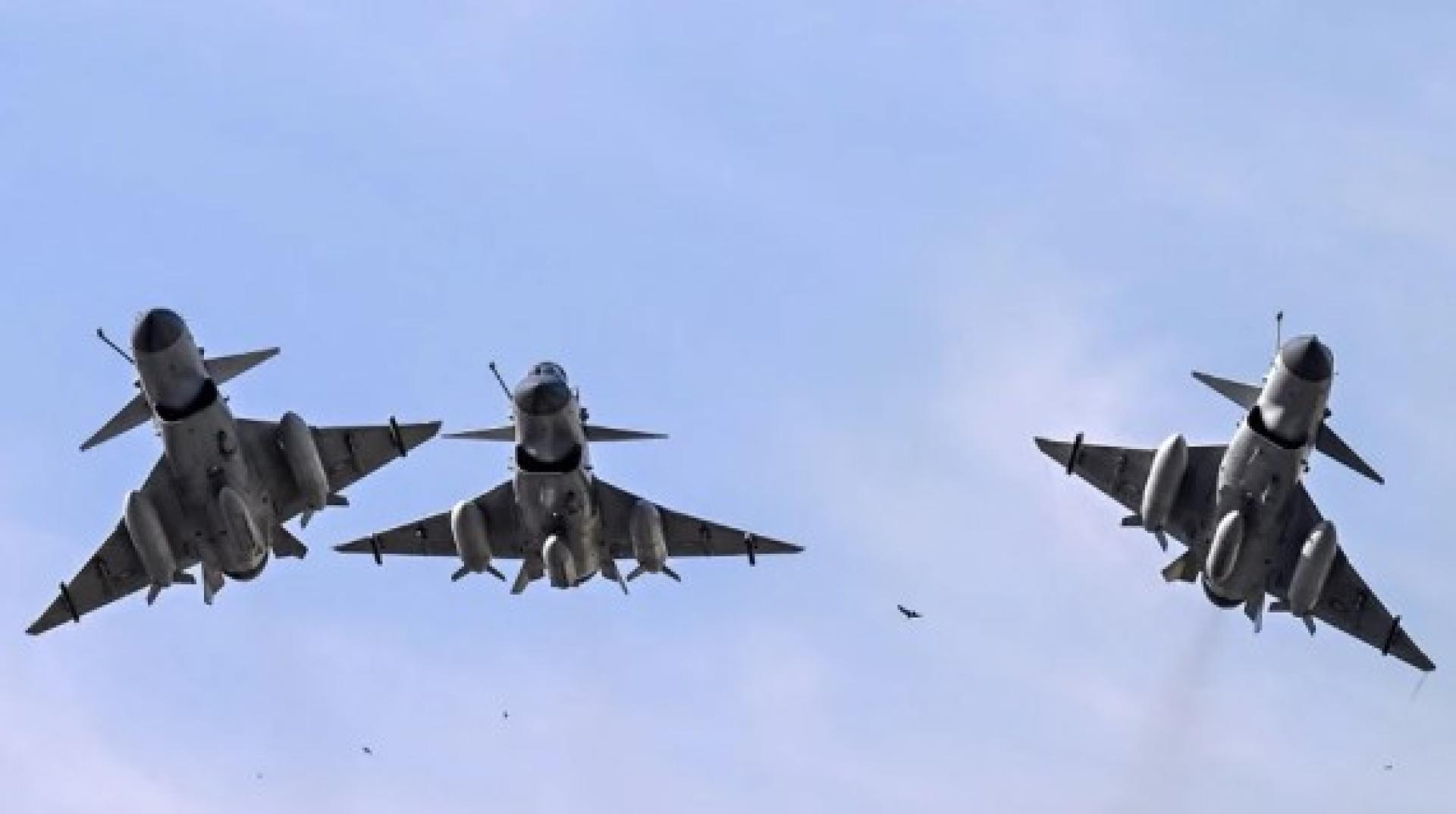 今年3月23日，巴基斯坦空军歼-10战机在国庆阅兵式上飞过总统府。