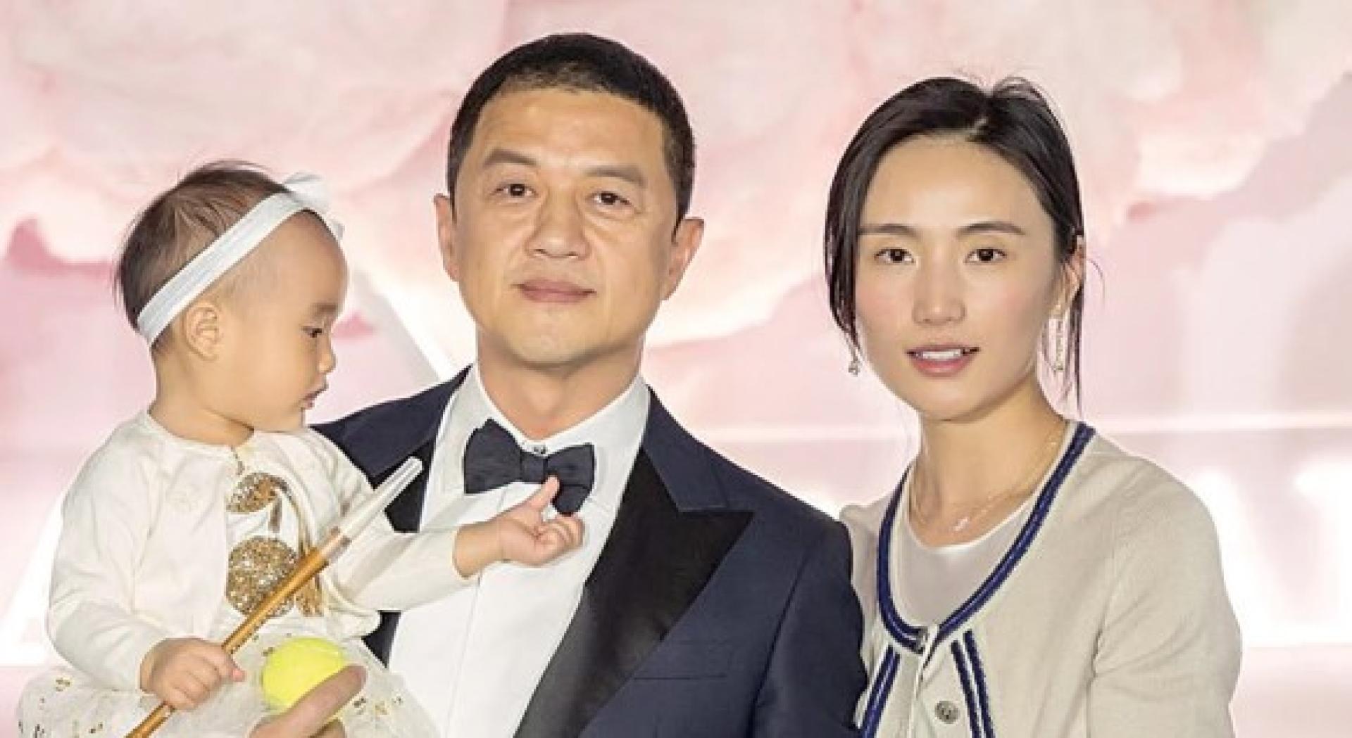 李亚鹏和王菲离婚后，再婚海哈金喜，两人育有一女。