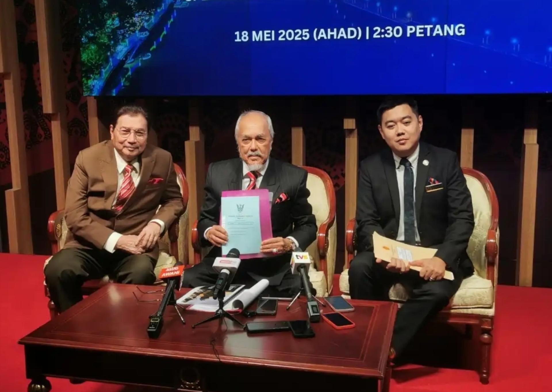 砂议会议长丹斯里拿督阿玛阿斯菲雅（中）在新闻发布会上发言。其左及右分别为副议长拿督依德里斯和秘书布章。