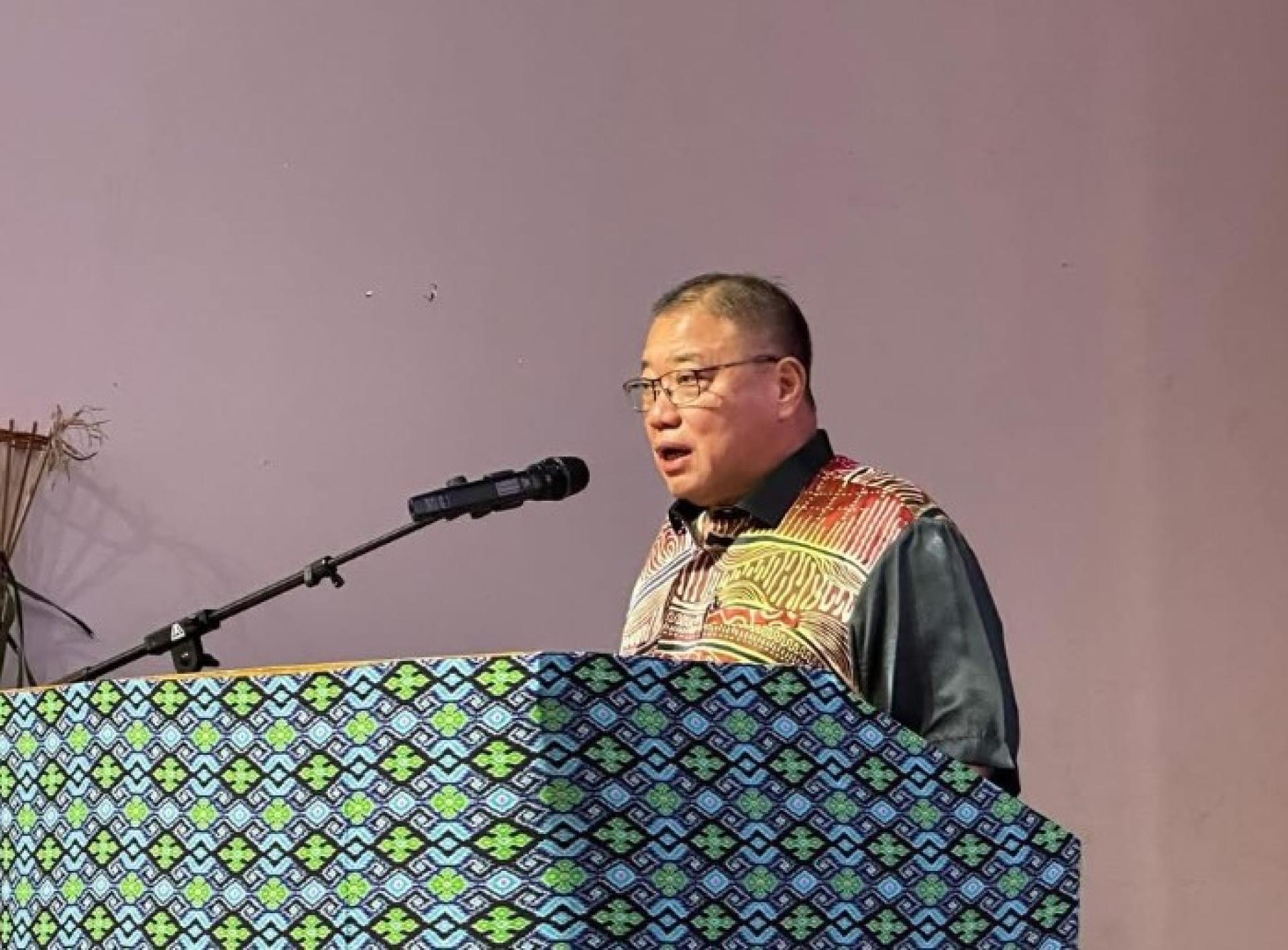 Tiong ketika berucap sempena Majlis Makan Malam Pra-Gawai 2025, di Hotel Kingwood Sibu, di sini.