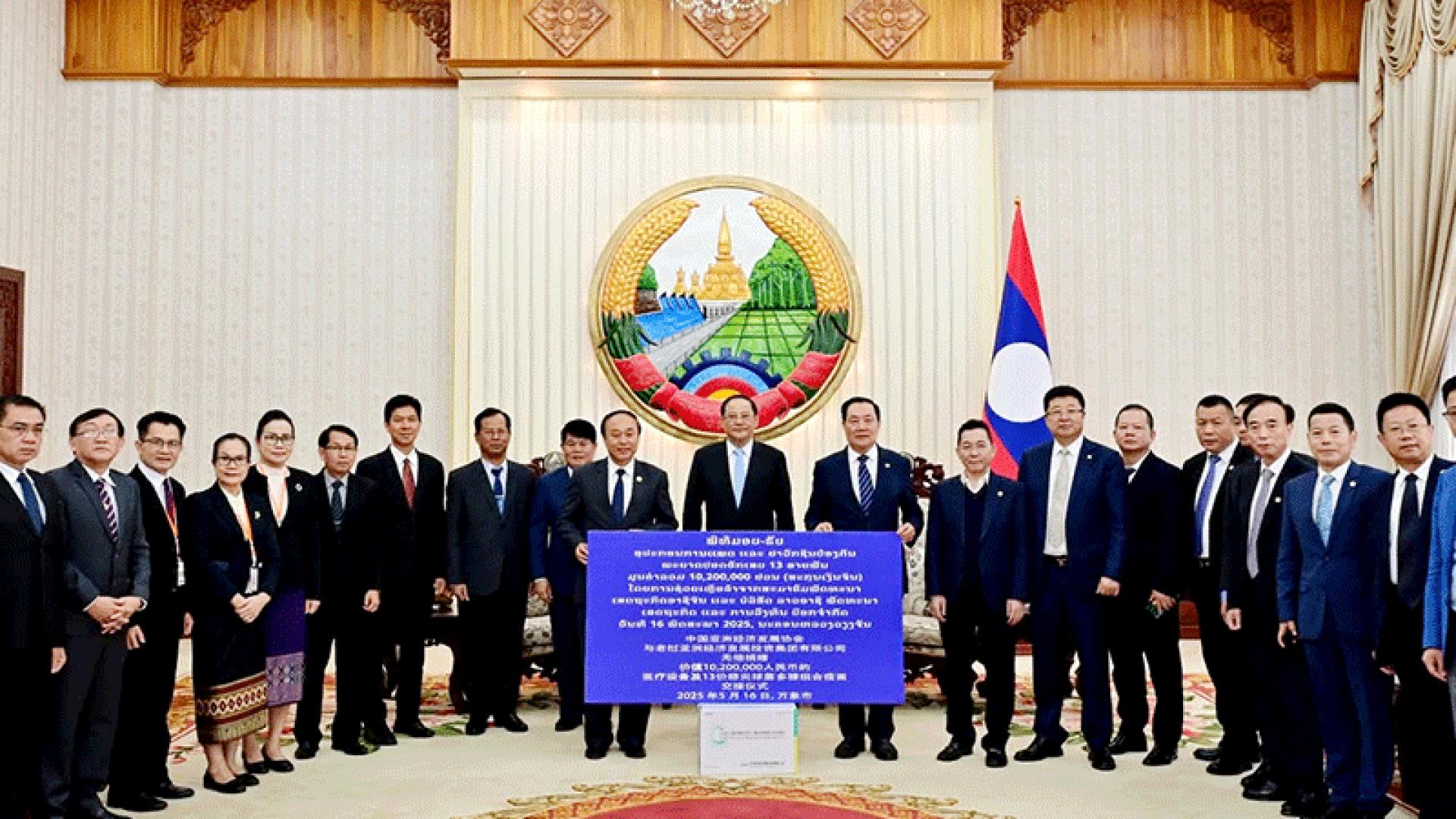 柬埔寨总理宋赛西潘敦（中）、中国亚洲经济发展协会会长全顺吉（右）和卫生部长本丰普马拉西（左）出席在万象举行的医疗物资交接仪式。