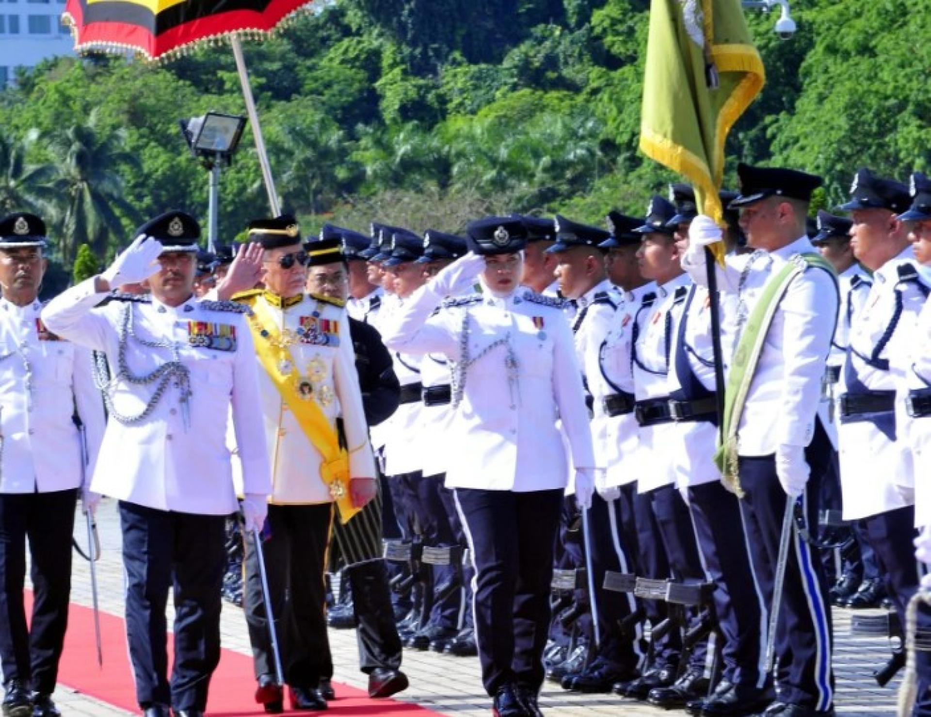 Tun Wan Junaidi menyempurnakan Istiadat Pembukaan Persidangan Pertama Penggal Keempat Dewan Undangan Negeri (DUN) Ke-19 di Kompleks DUN, hari ini .