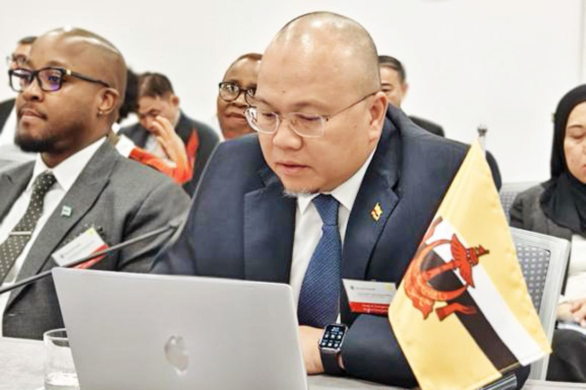 卫生部长拿督依桑在会上发言