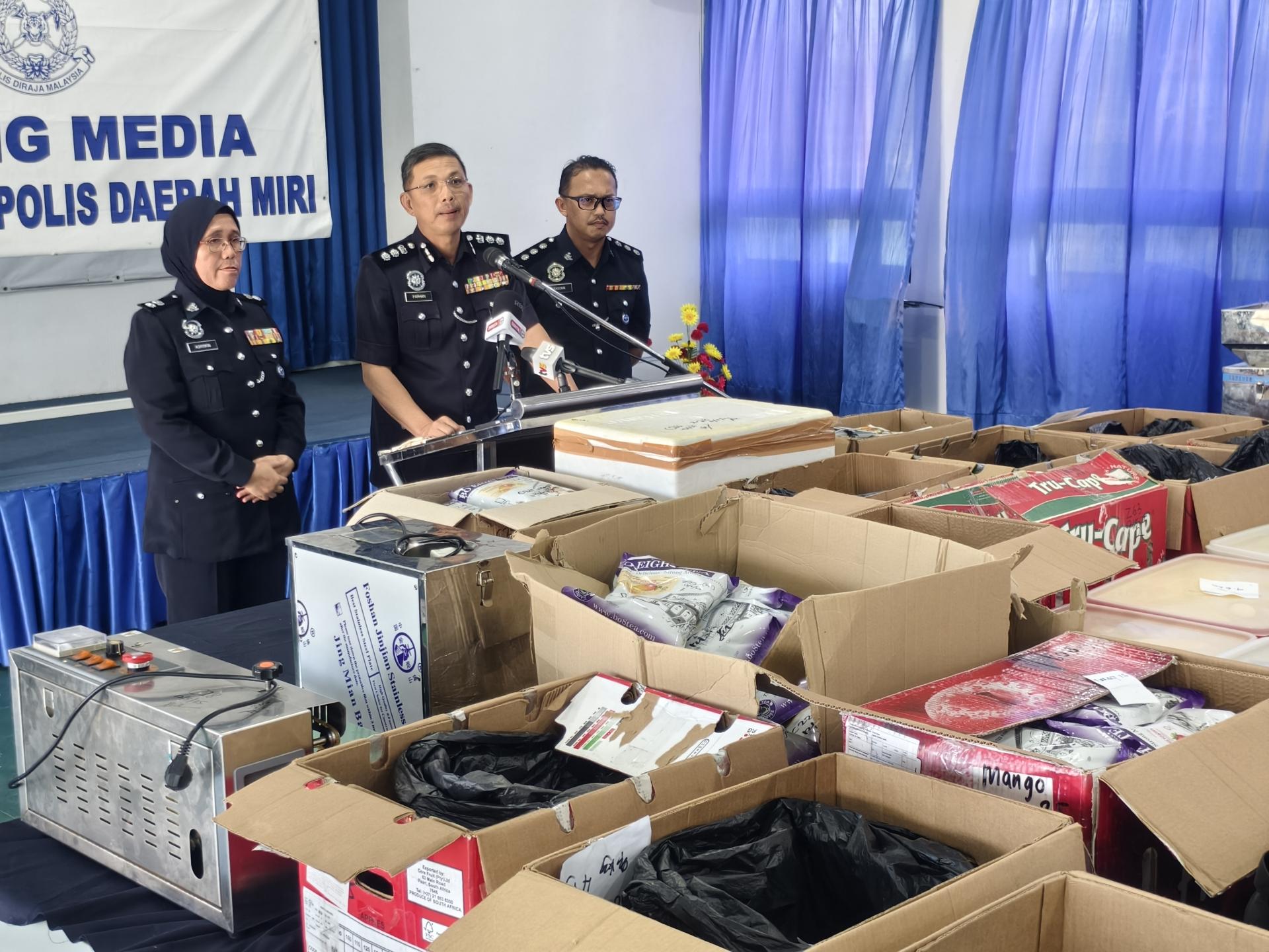 美里警区主任李炳强助理总监今日在新闻发布会上指出，美里警方成功摧毁一个毒品分销集团  ，在砂拉越美里区查获摇头丸毒品粉末。左为美里副警区主任诺丝京，右为调查官拉查尼。