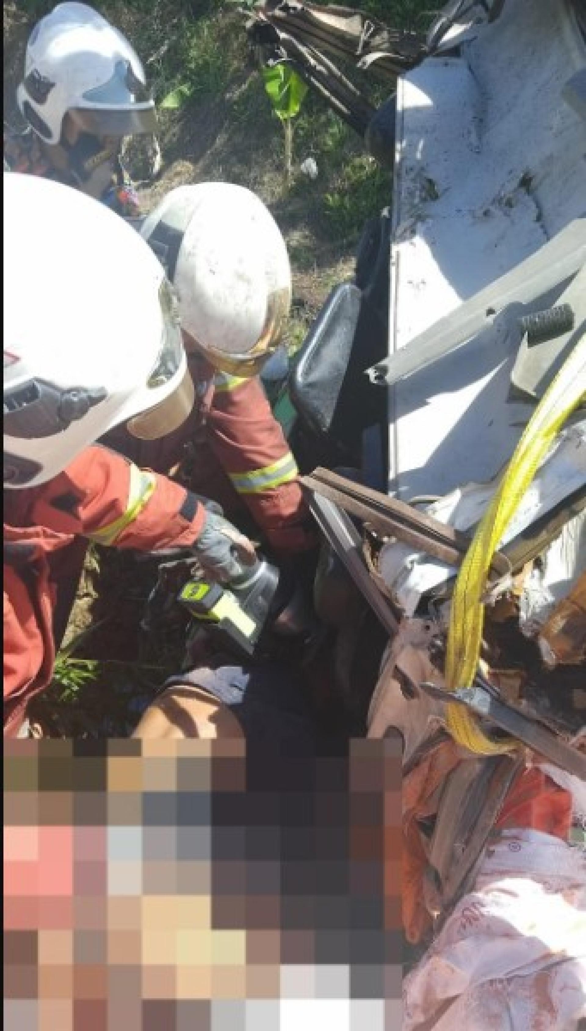消防员在泛婆罗洲高速公路KM16路段救出被困于载肥料货车内的伤者。