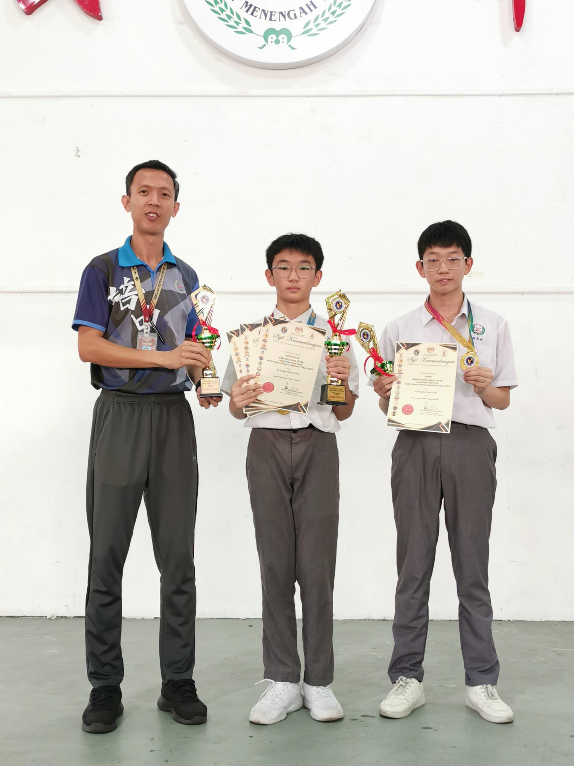 培中乒乓球赛代表杨恩旋（右）、杨恩宏（右2）参加2025年砂拉越中学学联乒乓锦标赛成绩卓越。