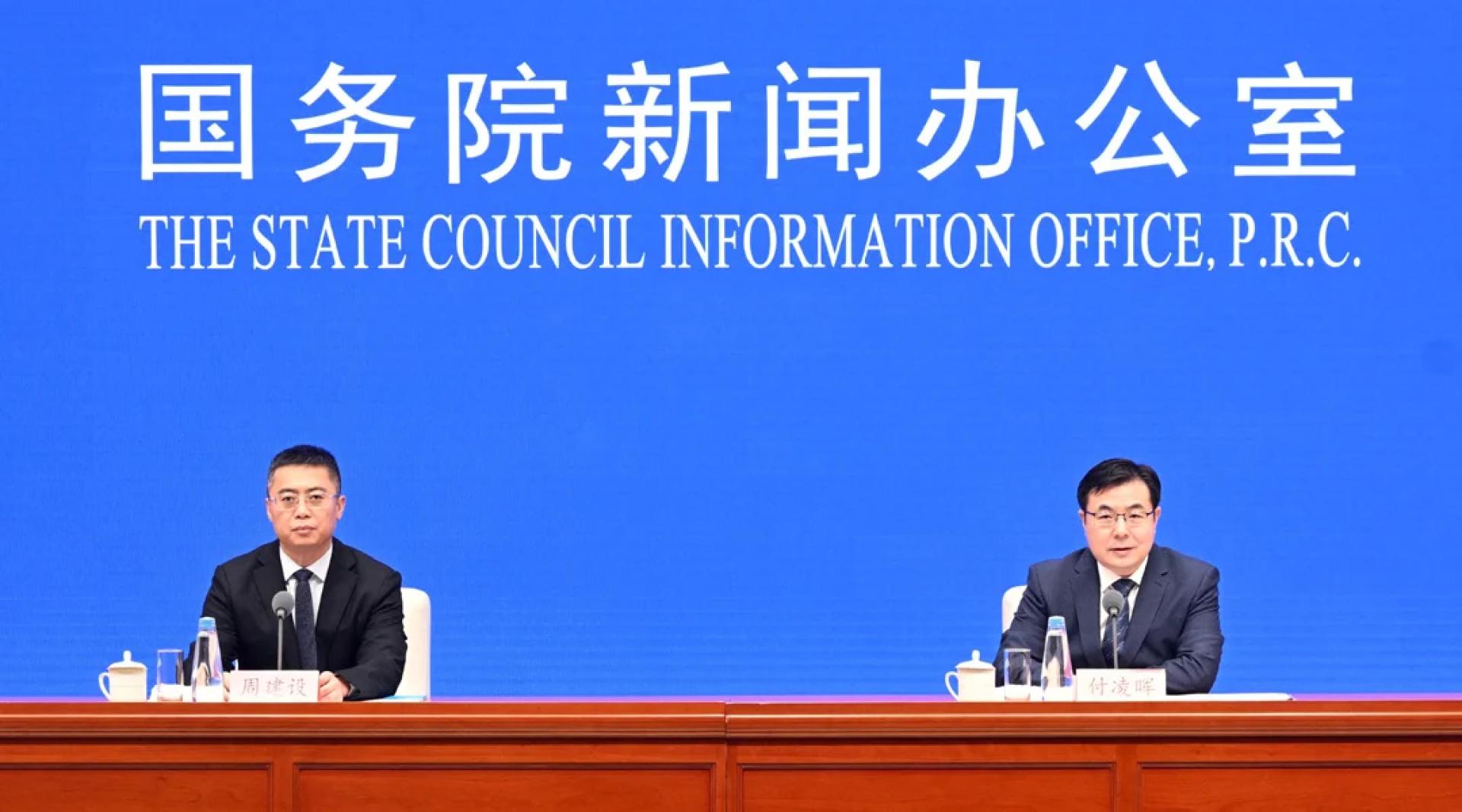中国国家统计局新闻发言人、国民经济综合统计司司长付凌晖（右）回答记者提问。（图：新华社）