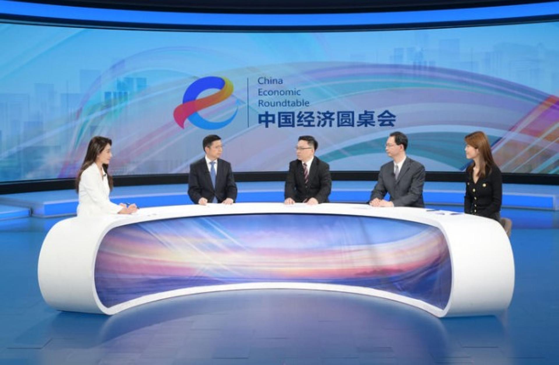 嘉宾们在第十七期“中国经济圆桌会”大型全媒体访谈节目录制现场交流发言。