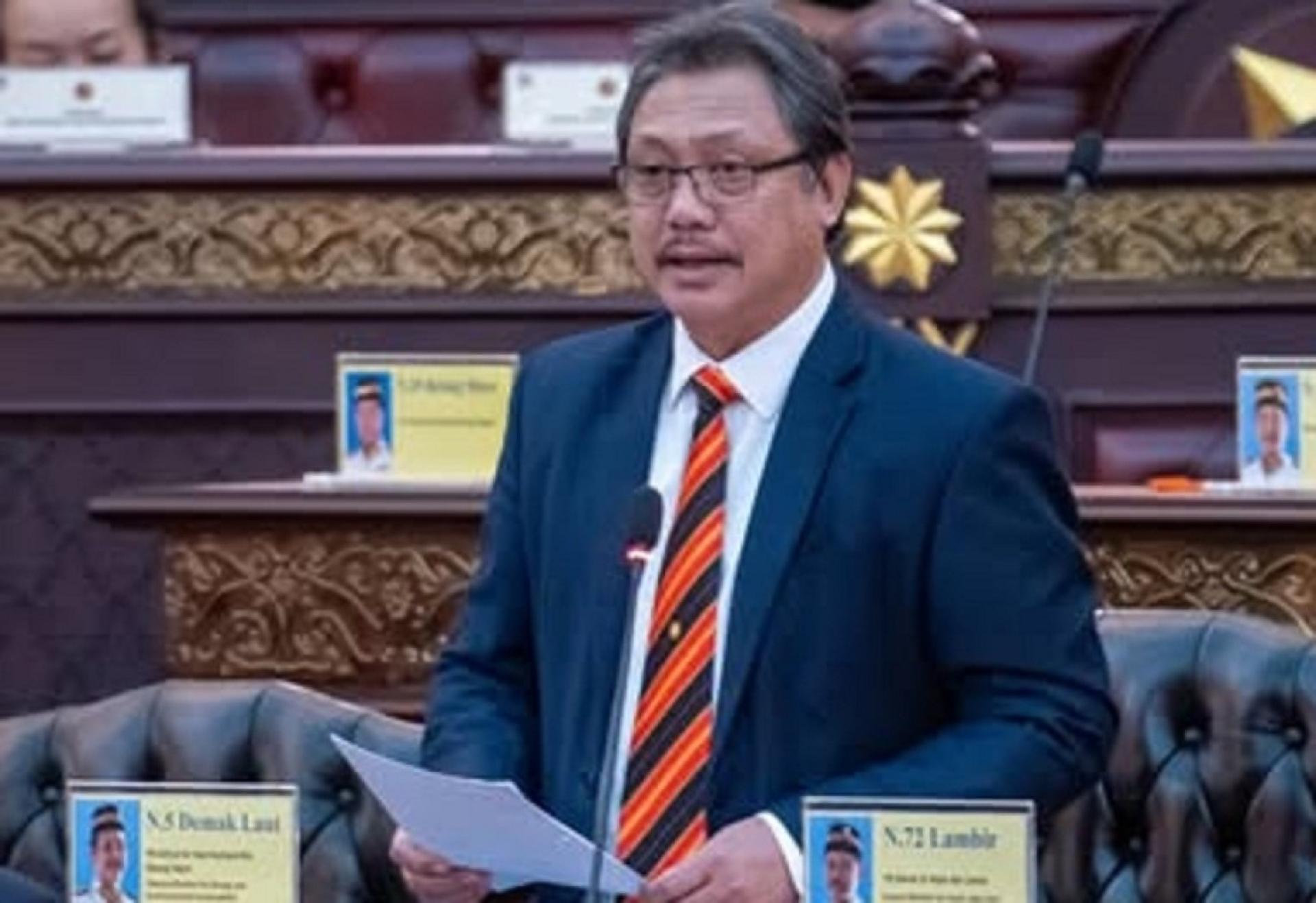 哈兹兰在砂议会口头问答环节中呼吁本地企业及个人参与州政府大力发展的微藻产业。