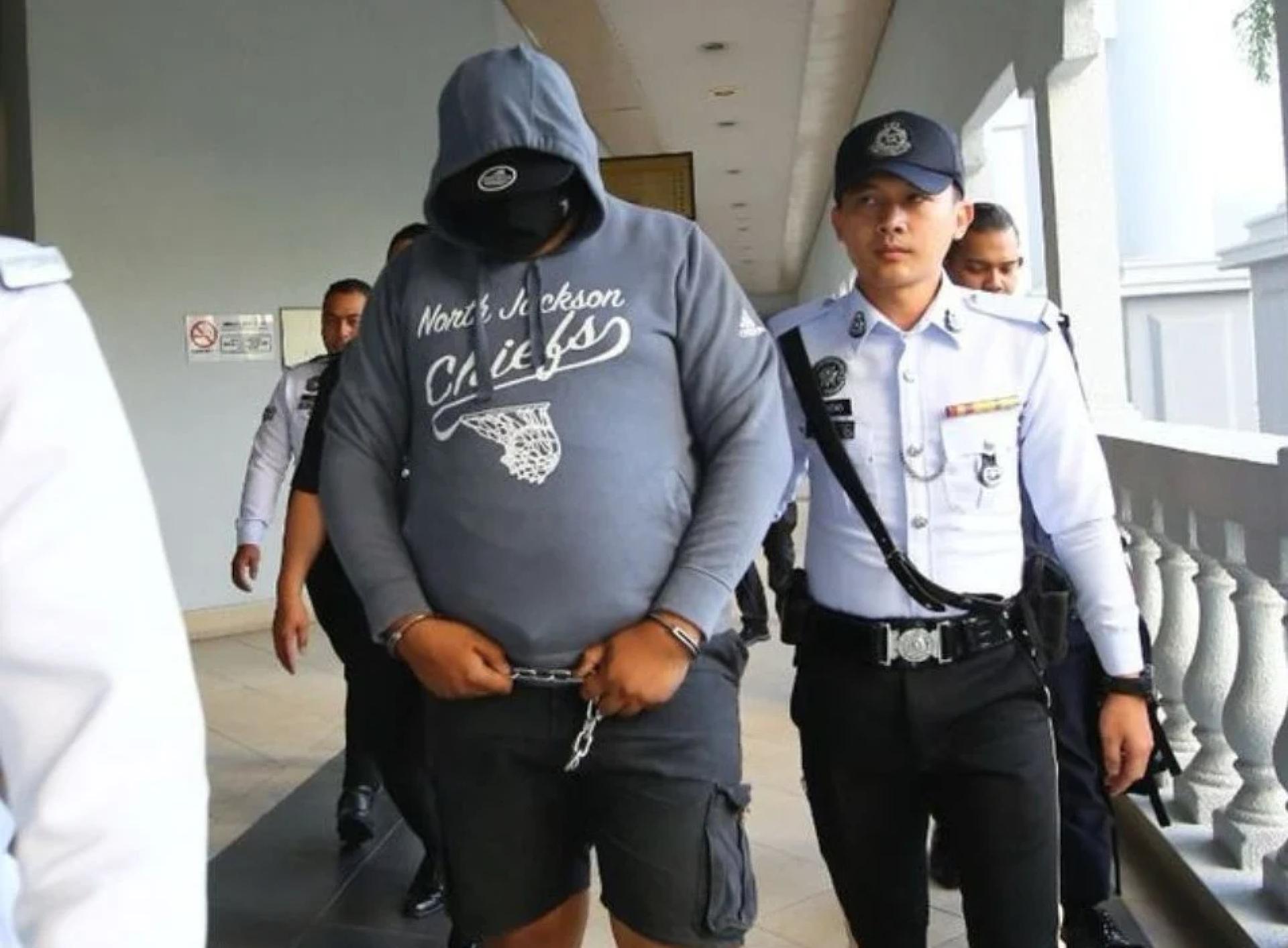 达玛拉朱（左）被加重刑罚，被判处入狱6个月。