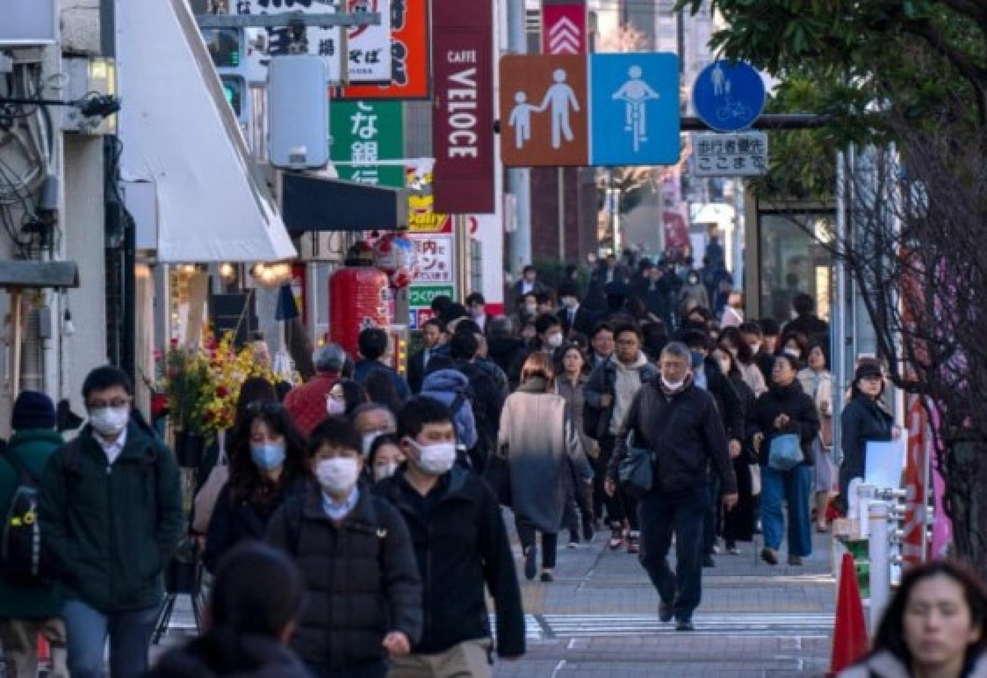 日本政府正在探讨调涨出境税。