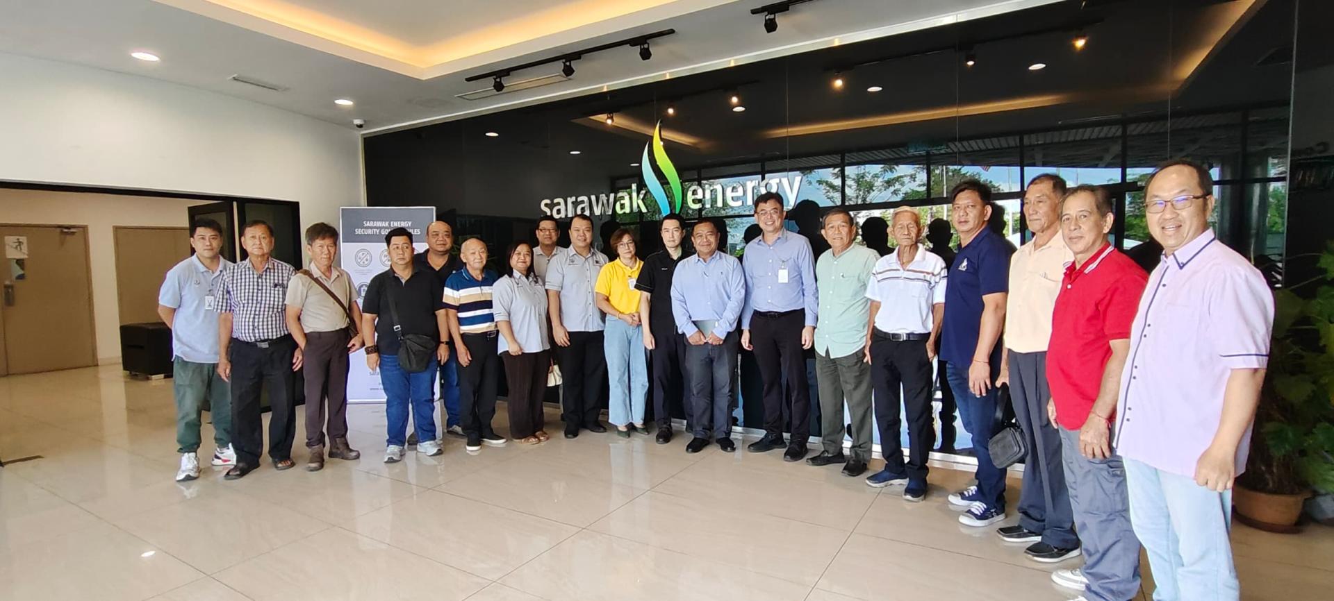 交流会后合影。右8为砂电力供应局区经理阿芬迪，而右6及7分别为人联党石角支部主席林亚德和巴达旺市议会主席陈开。