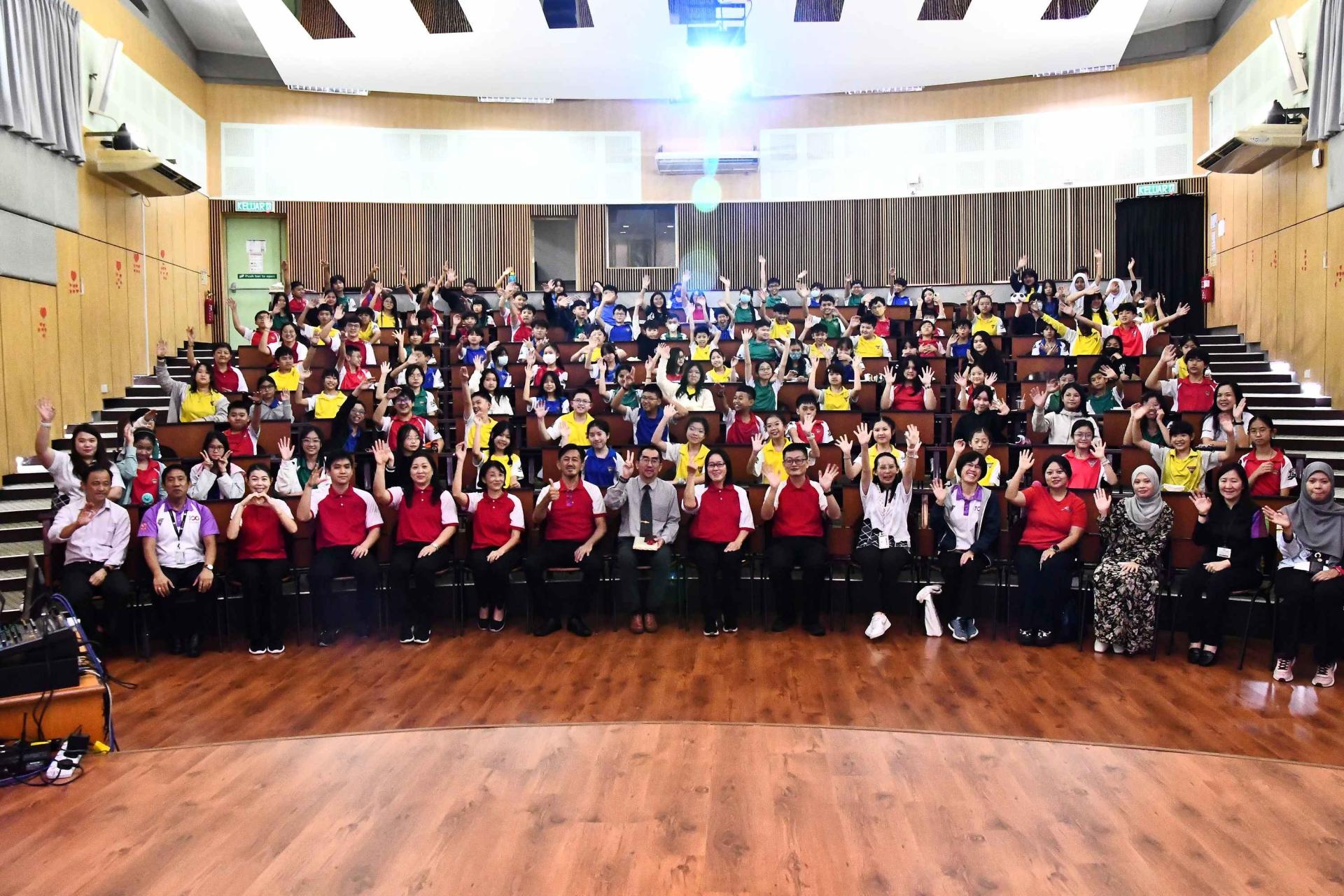 汶中小学《弟子规》课程闭幕仪式大合照。
