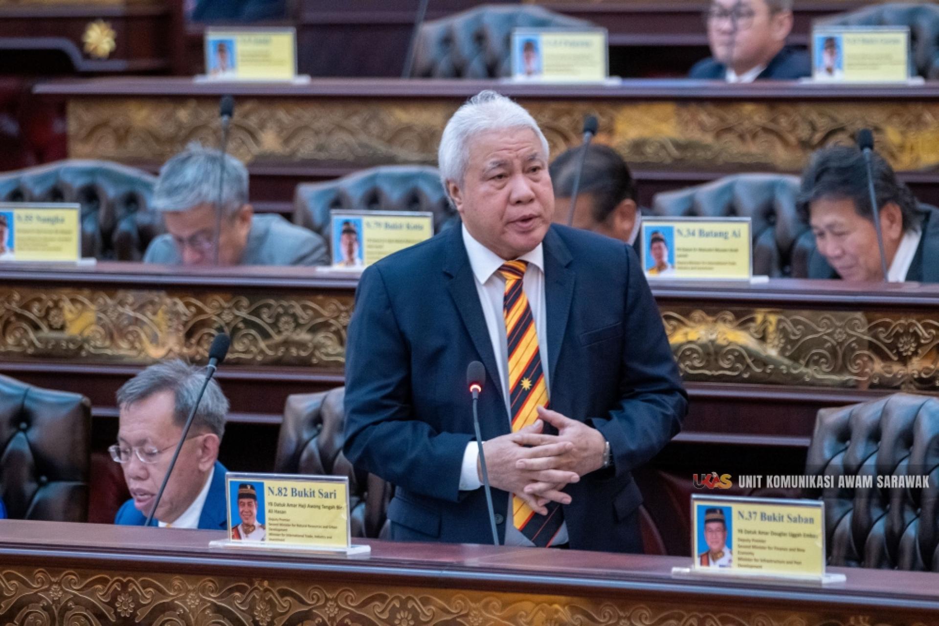 砂副总理拿督阿玛阿旺登雅在议会中就所提呈的法案发言。