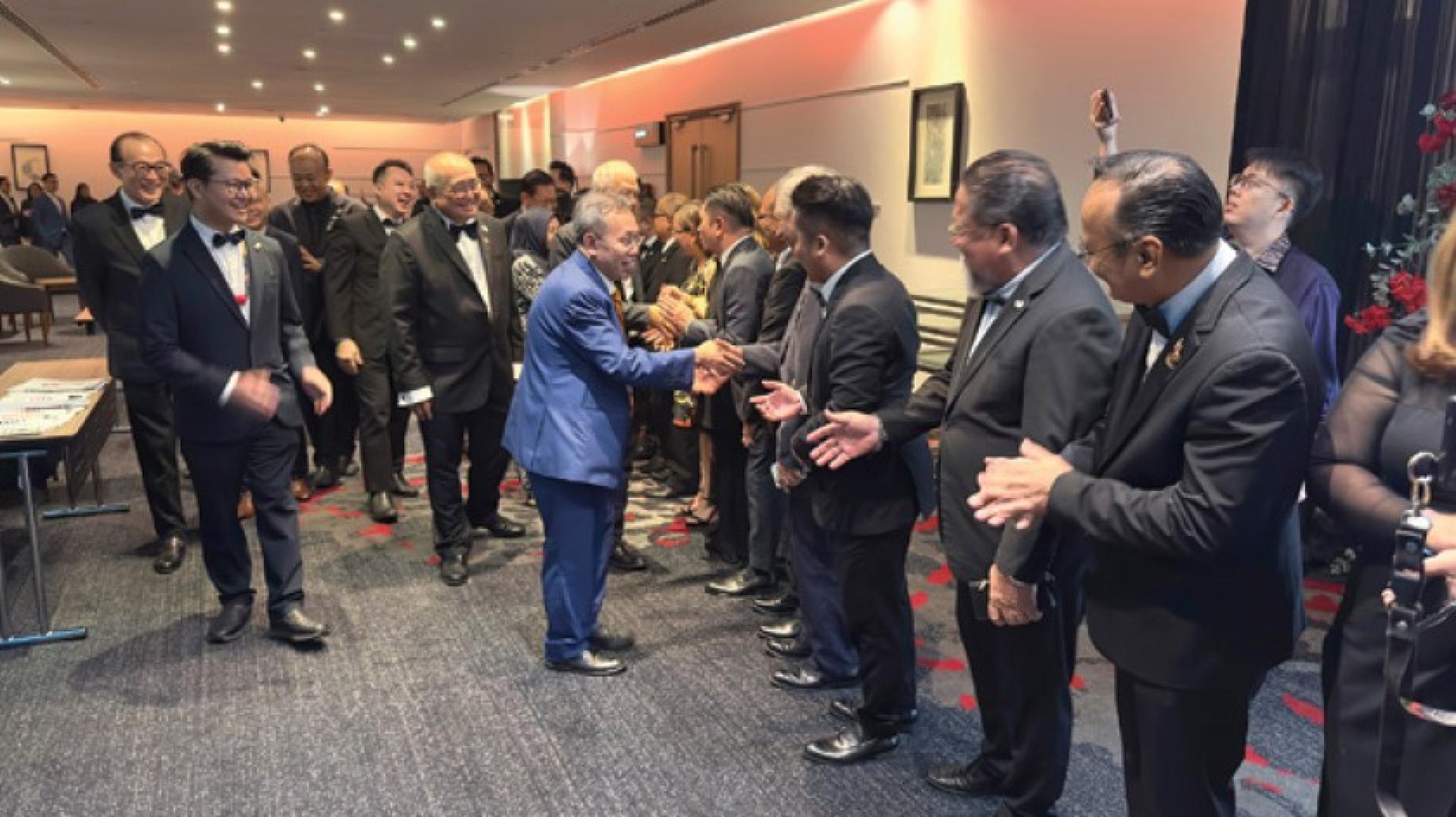 拿督阿玛沈桂贤在市长俞小珊、美里升市20周年庆典筹委会主席刘奕杰市议员等人的陪同下莅临会 场，受到市议员们的热情迎接