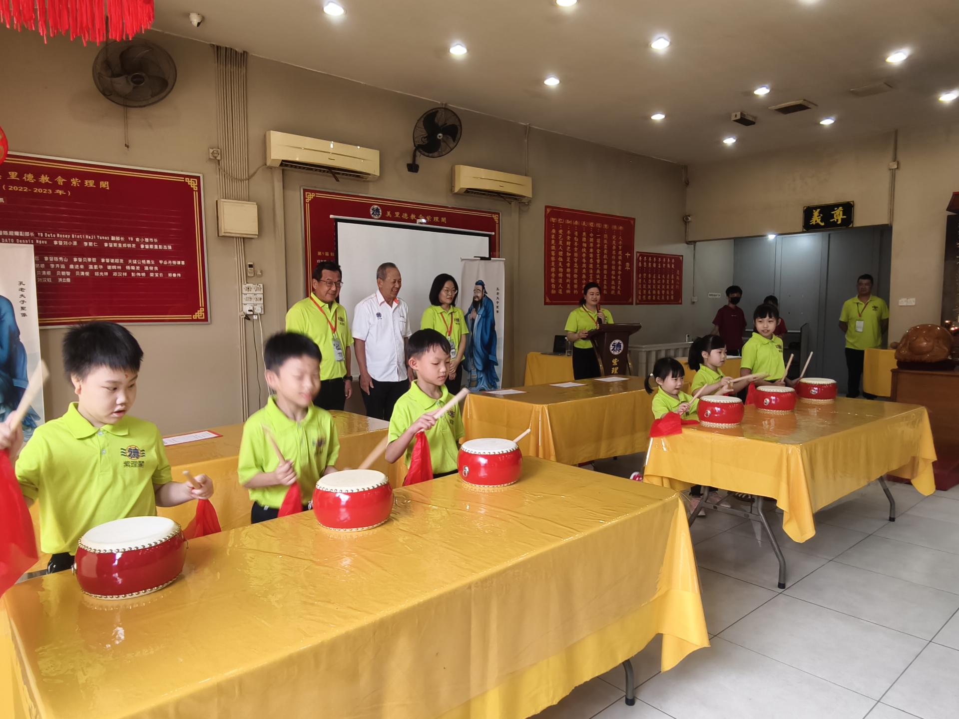 紫理阁德育班开笔礼进行击鼓明智仪式。后排左起为德育班副主任贝俊才、紫理阁署理阁长何洪坤及德育班主任郑晓倩。