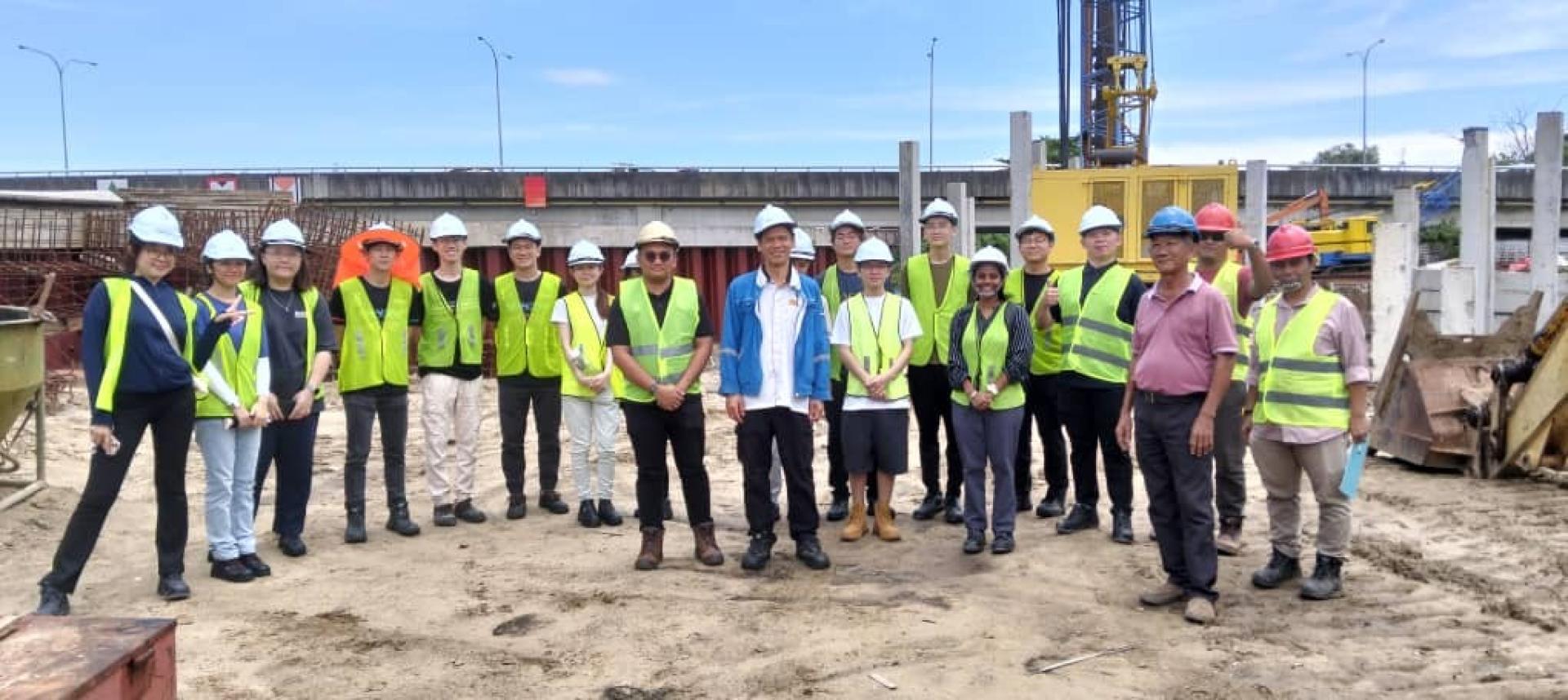 科廷大学土木与建筑工程系教授、讲师与学生在美里河防洪工程现场与排灌局团队合影留念。