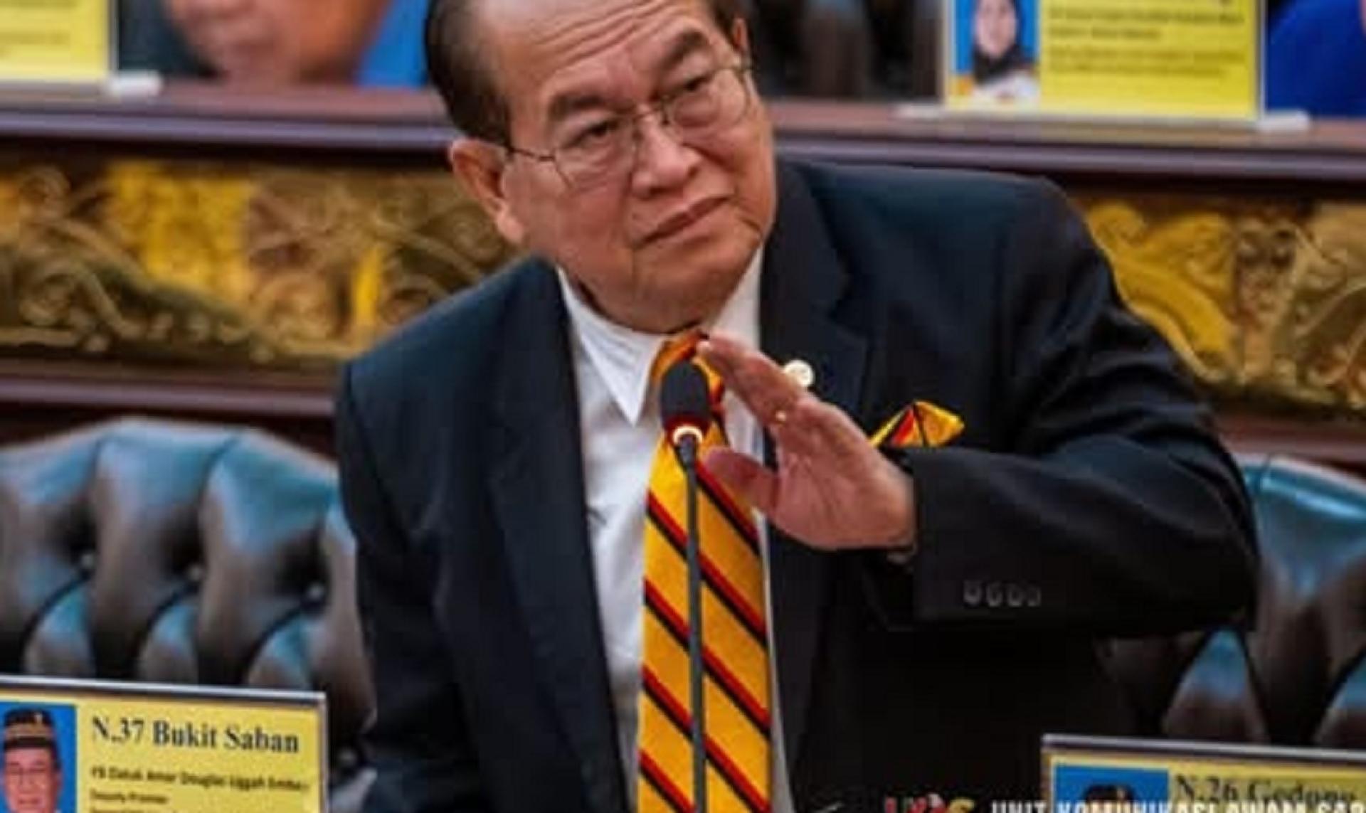 砂副总理拿督阿玛道格拉斯在议会中回应相关SKAS援助金课题。