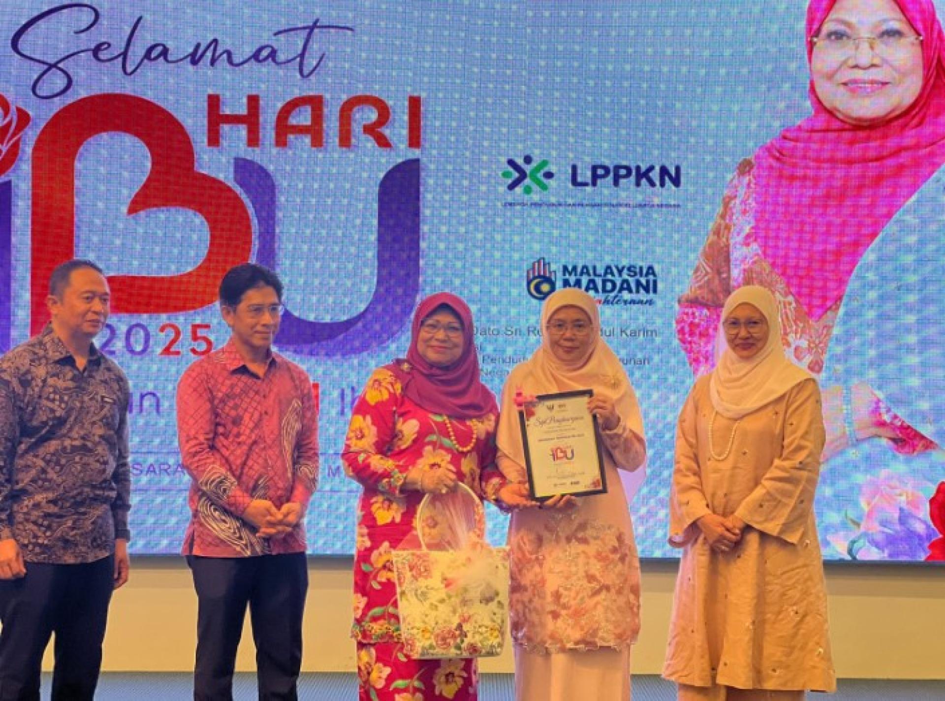 罗哈尼向Dayang Azizah颁发2025年母亲灵感奖。