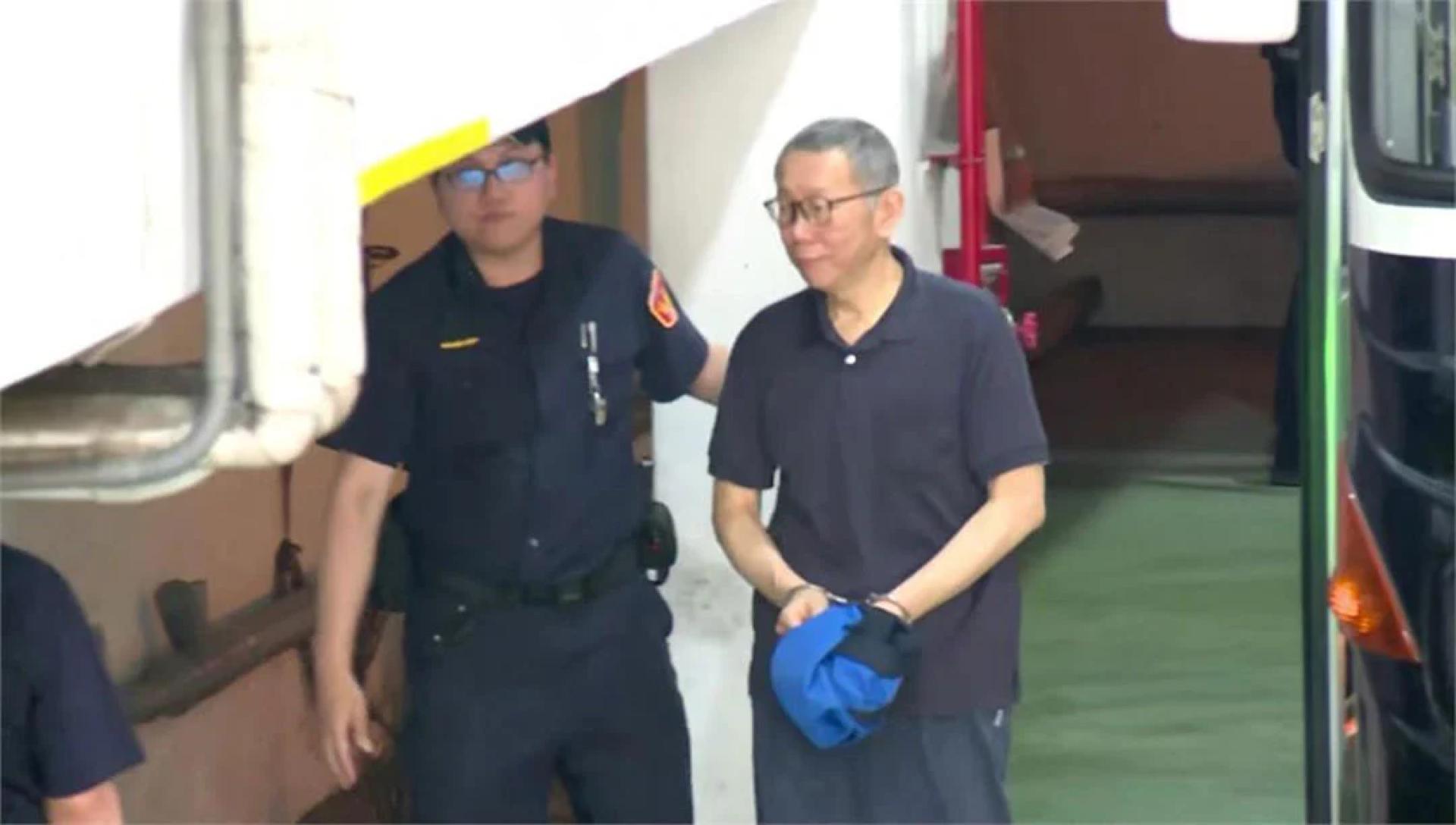 台北地院再度开庭审理京华城案，柯文哲（右）搭乘囚車出庭。（档案照）