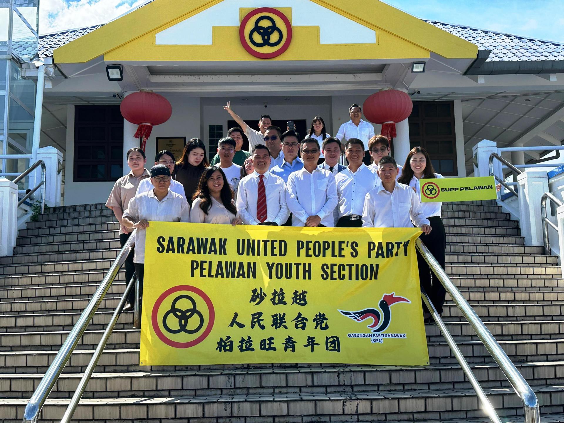 人联党朋岭支部青年团热情接待来自诗巫的柏拉旺支部青年团的到访，并在人联党总部前合影留念 。