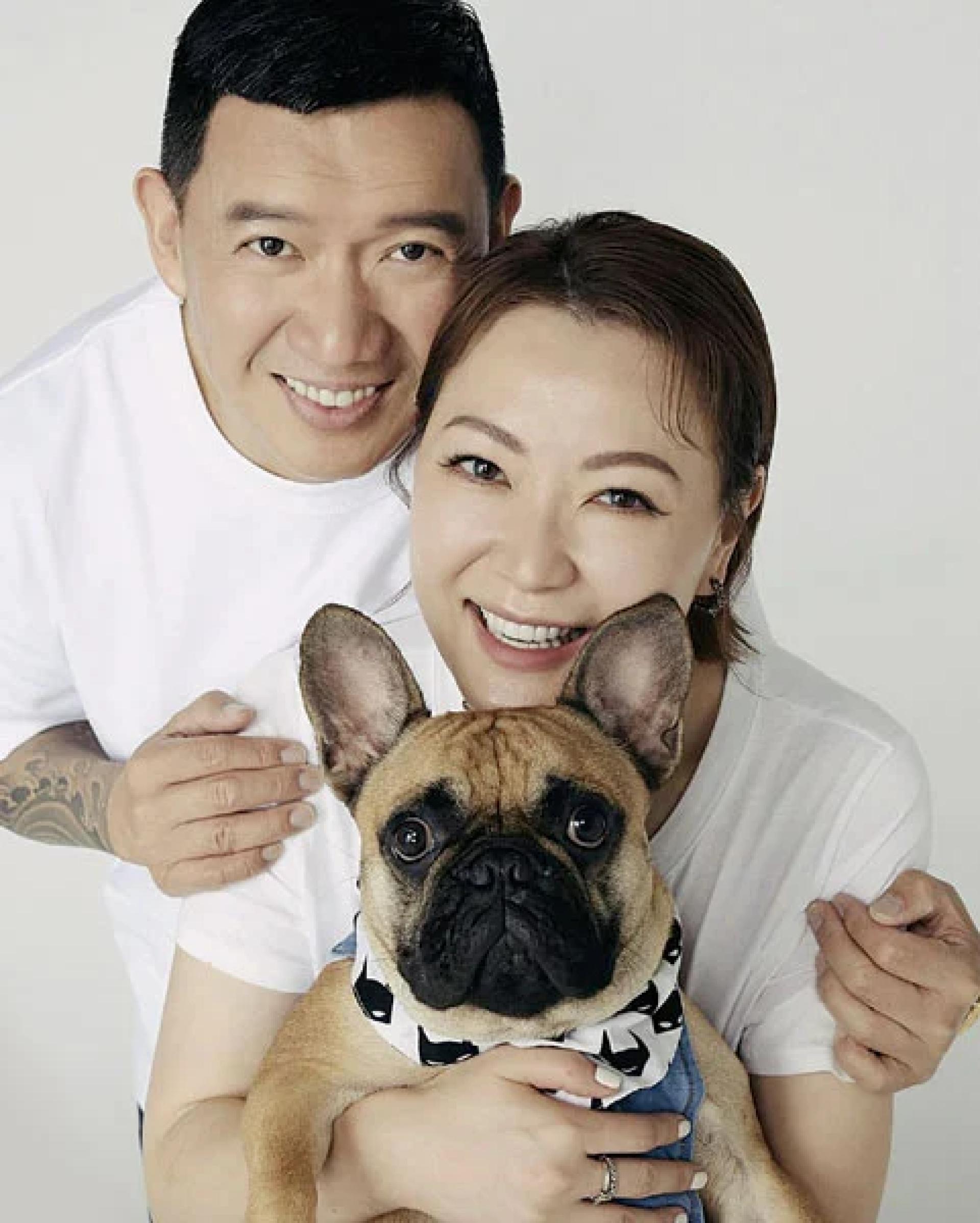 田蕊妮贴出与杜汶泽及爱犬的全家福。