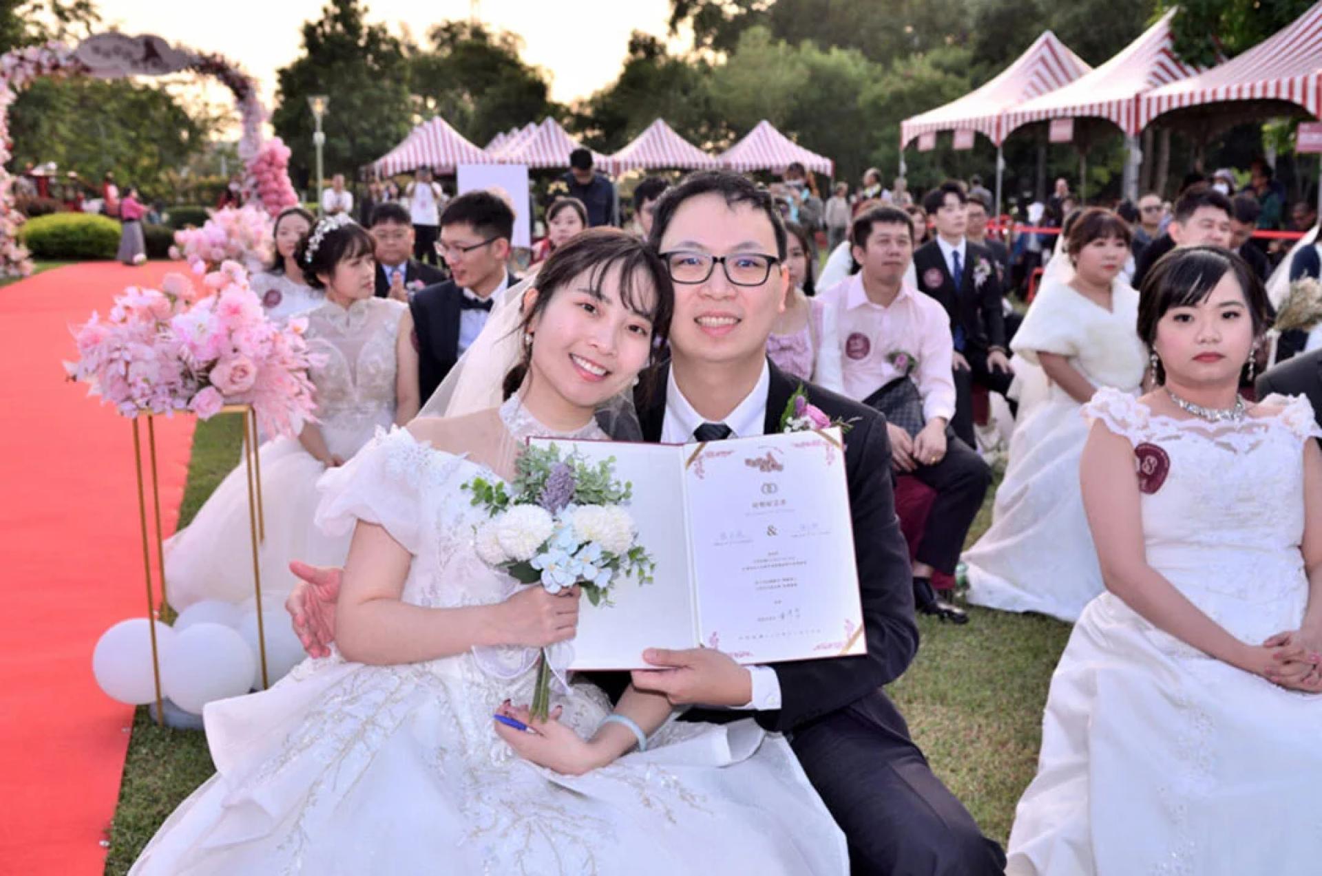 现今，中国男女结婚不必取得父母同意。