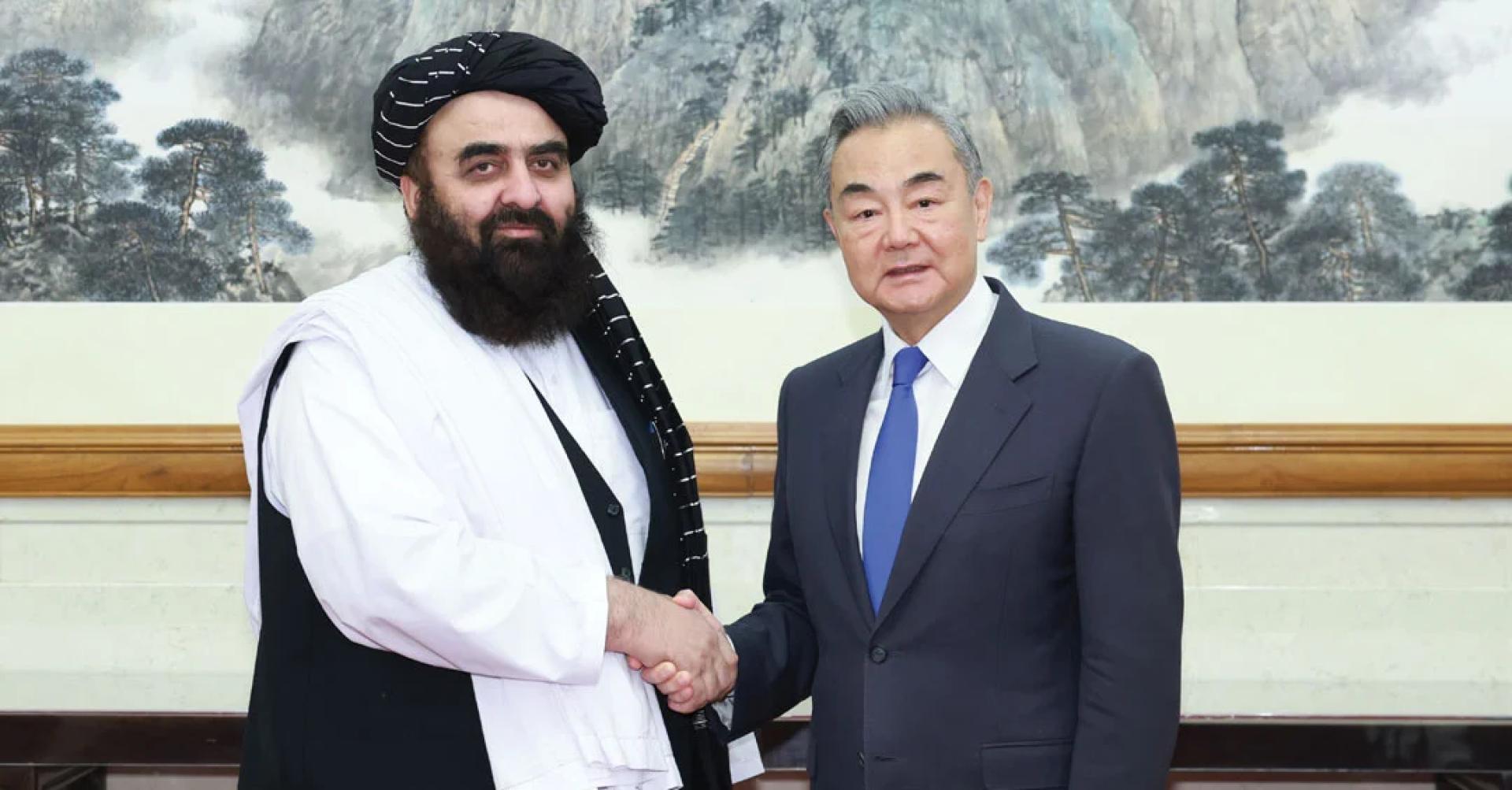 中国外交部长王毅（右）21日在北京会见阿富汗代理外长穆塔基（左）。（图：新华社）