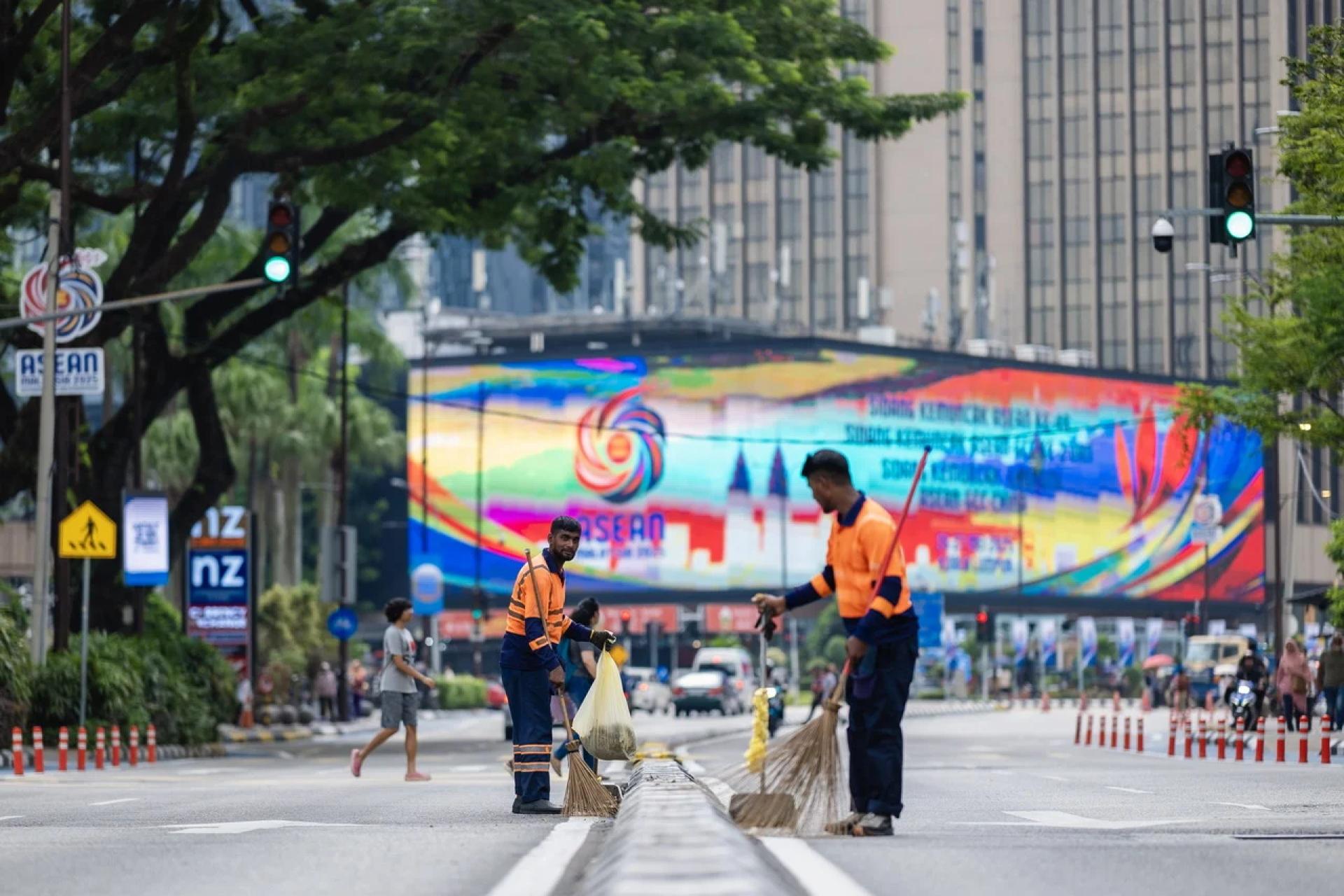 自然花乐（Alam Flora）工作人员正在进行清洁工作，以确保隆市在第46届东盟峰会之前处于最佳状态。
