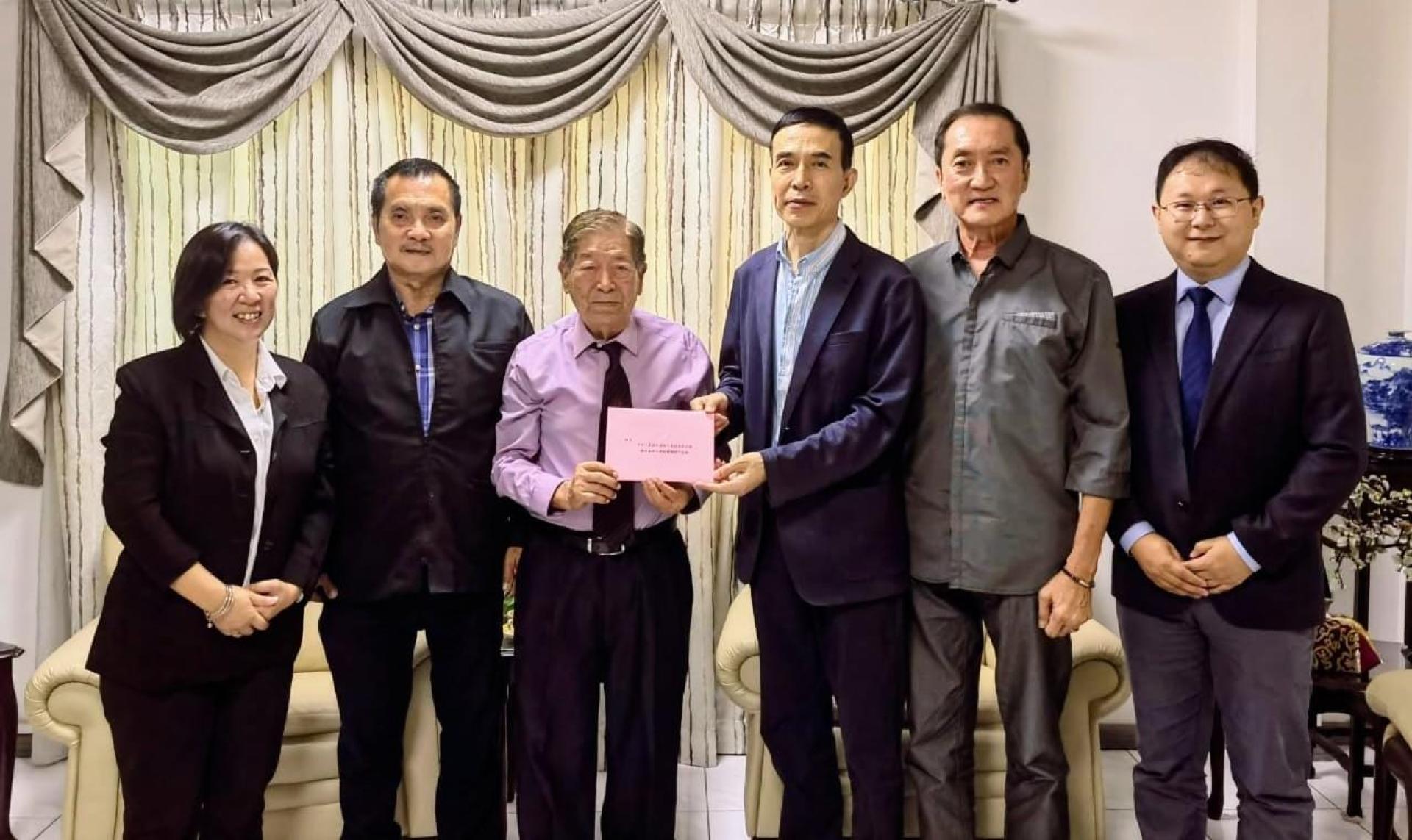 汶莱腾云殿董事长李永贞（左三）移交邀请函予中国驻汶莱大使肖建国