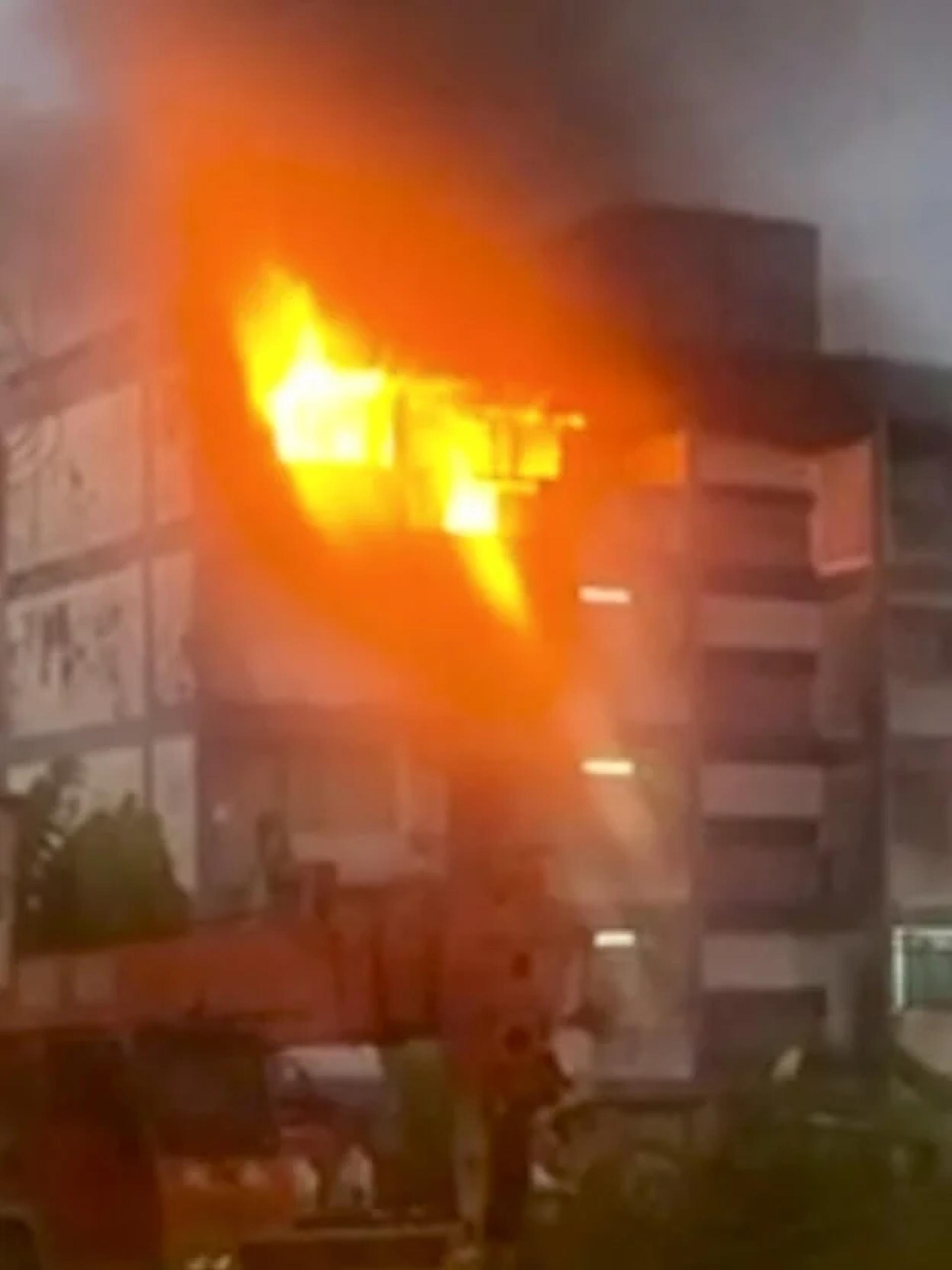 一间警局建筑物的4楼起火燃烧，浓烟滚滚冲天。（网络视频截图）