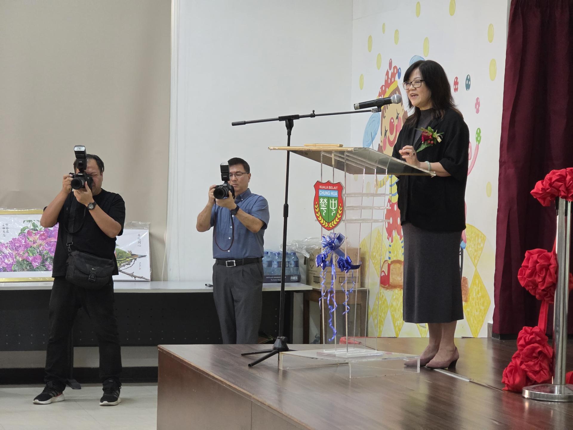 奕中校长张贵娟在艺术展开幕礼上致词