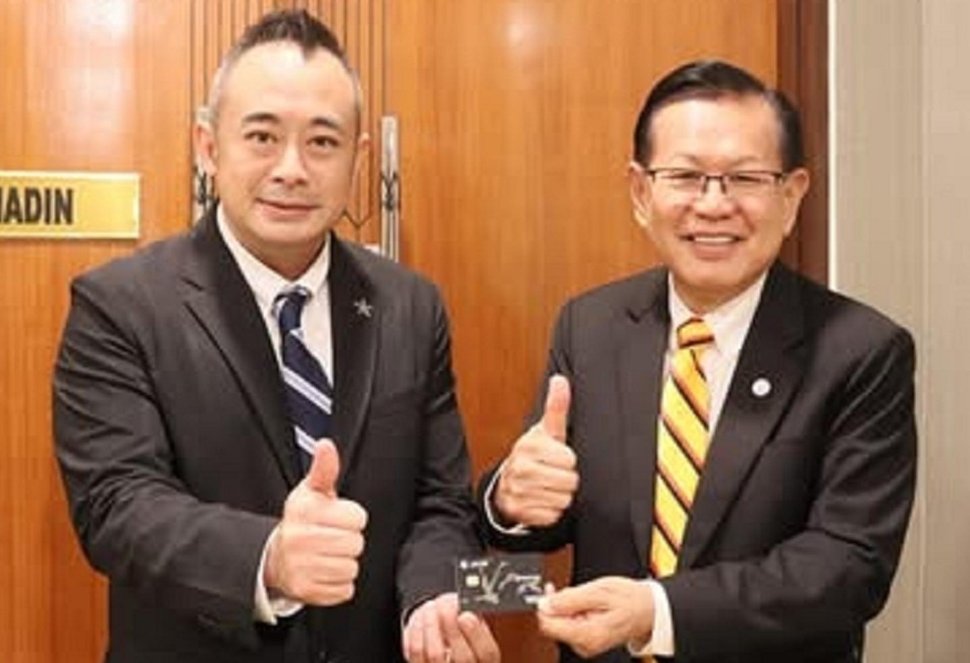 艾芬银行砂拉越董事Victor Liew（左）将该银行的卡雅兰卡移交给拿督斯里李景胜。
