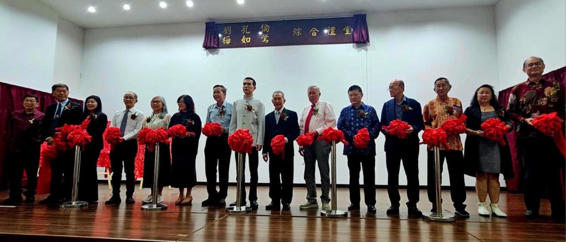 肖建国大使与嘉宾为“艺汇共鸣”画作摄影展共同主持剪彩仪式，右为为刘志宏、沈秋香、陈观成、孔繁慈、李峰行长、卢顺年、孙德安、陈永樻、张贵娟校长、郭云开、黄宝铨、陈丽珍、黄林明及李善趣。