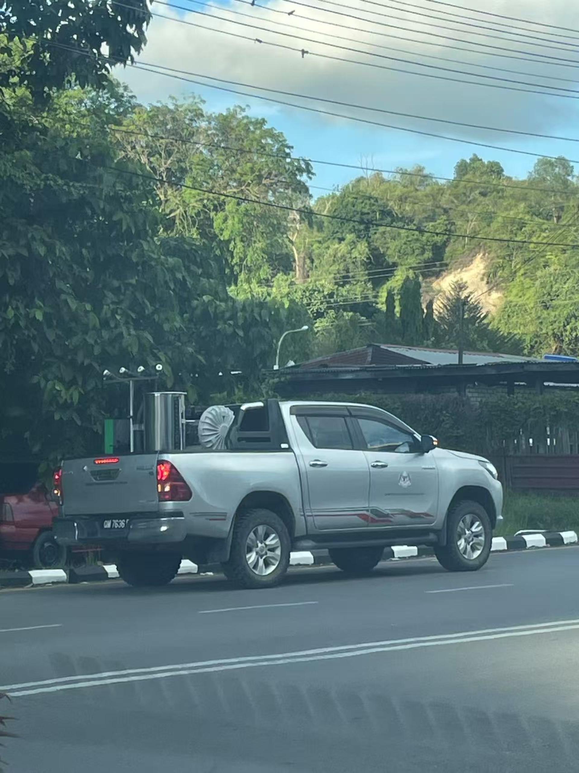 布洛克路目前已被列入为骨痛热症疫区，卫生局迅速派员展开喷雾灭蚊作业。