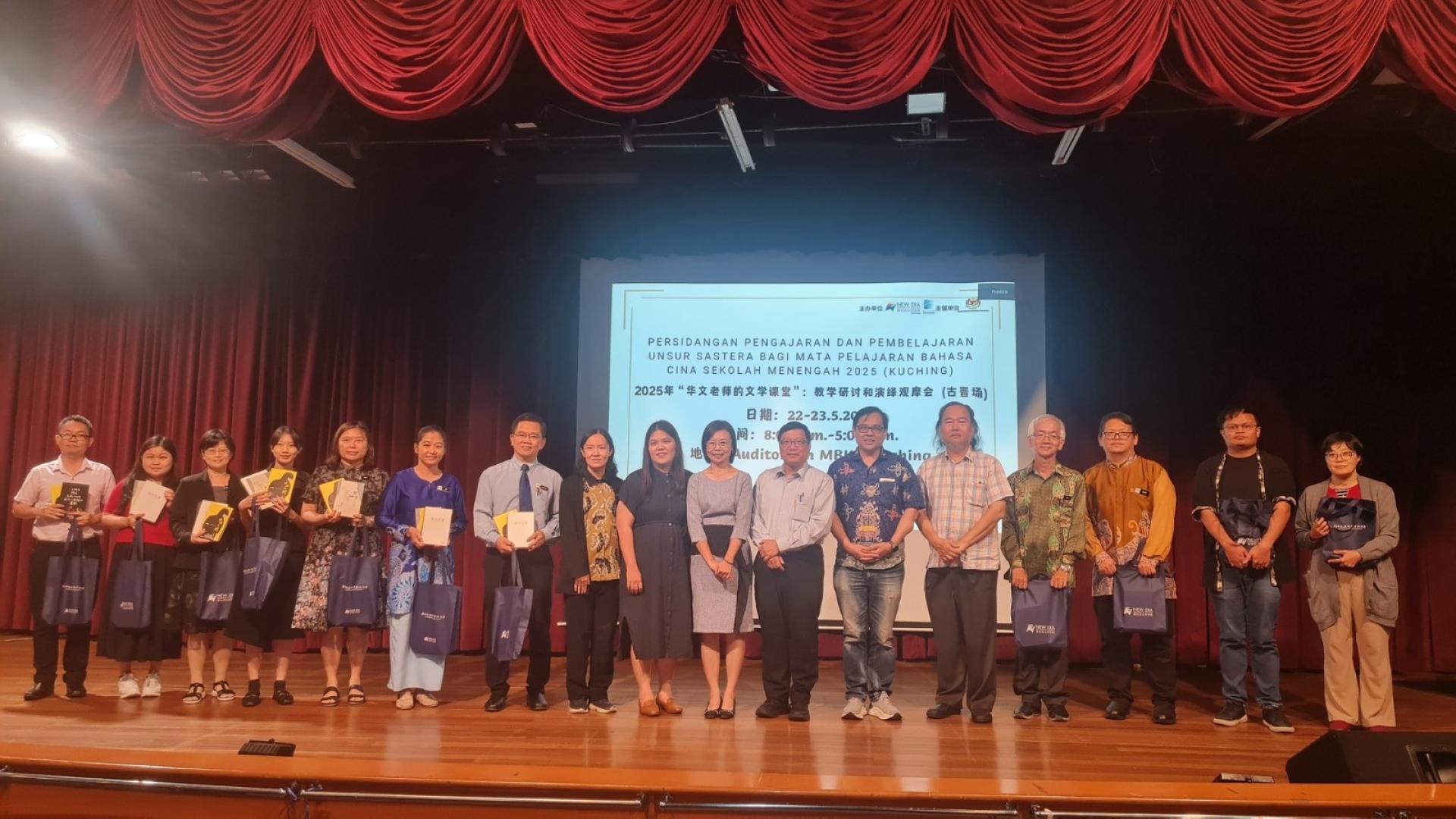 新纪元文学与社会科学院院长（左10）赠送马华文学书籍予东马11所中学图书馆。