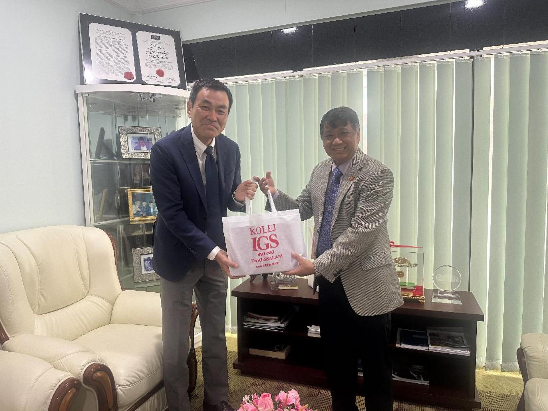 日本汶莱友好协会代表山田移交书籍予 IGS学院首席执行官马鲁布