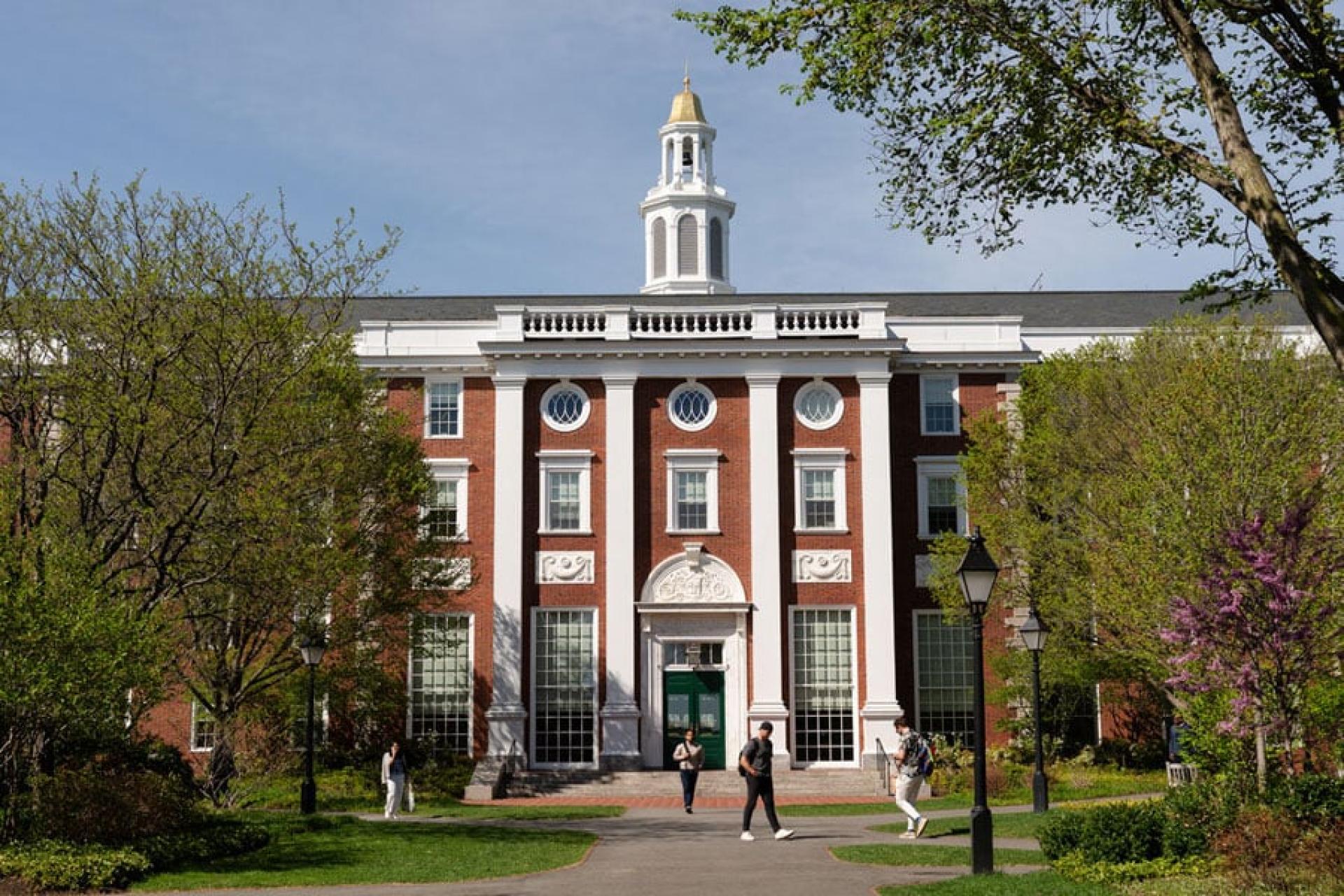 2024–25学年约有6800名国际学生在哈佛就读，约占学生总数的27%。