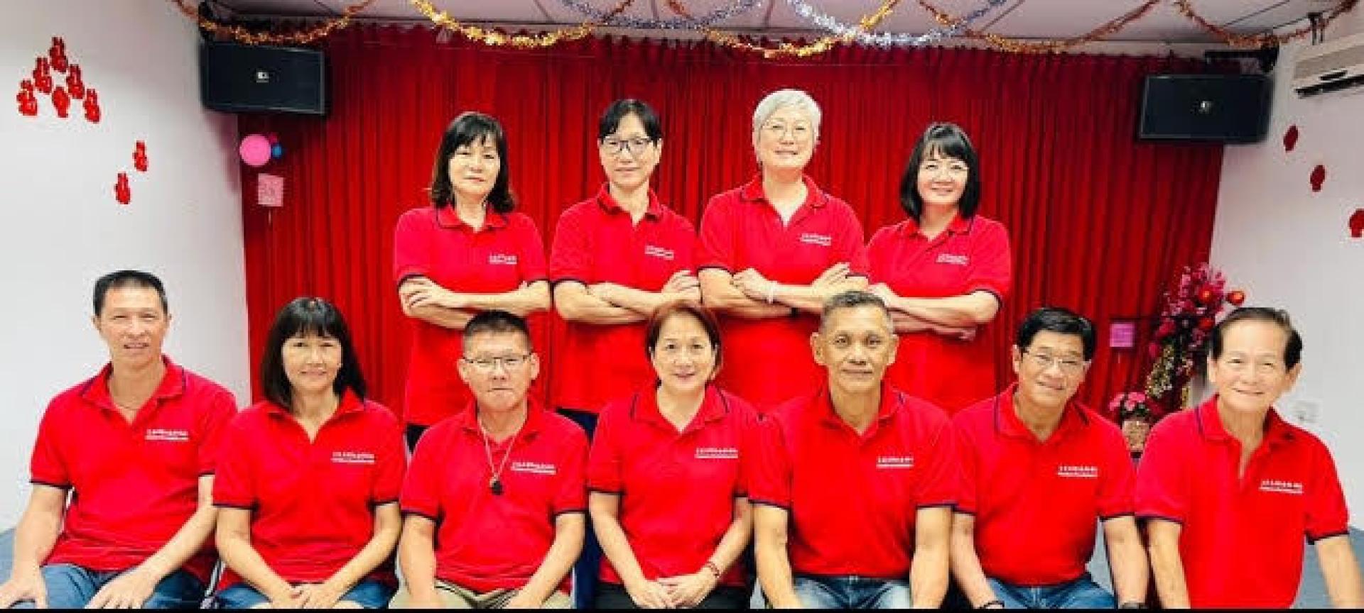 美里友谊协会会员大会暨新春团拜筹备会大合照。右3为会长杨振平，右4为筹备会主席柯盈糸及左3为黄辉楠。
