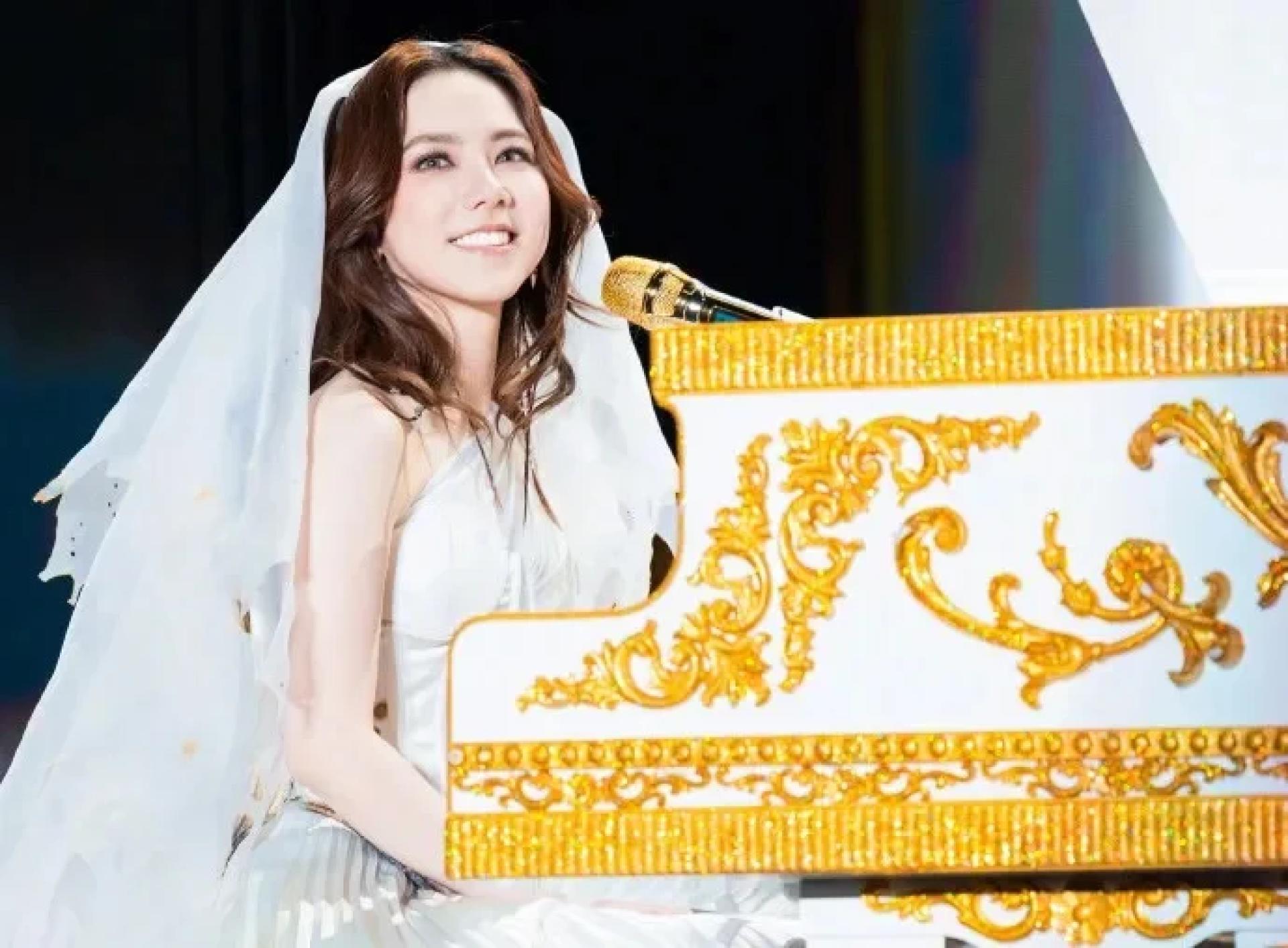 邓紫棋披婚纱开巡演，场场爆满。