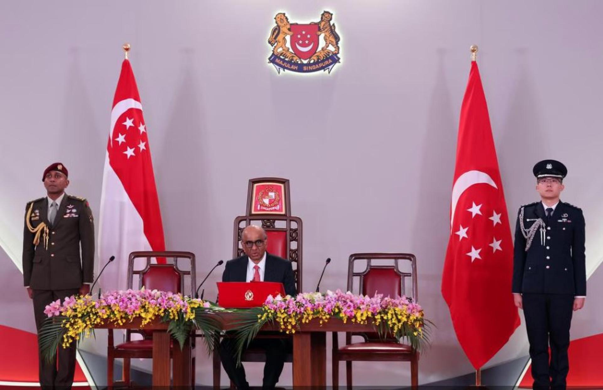 尚达曼总统（中）表示：“我要向所有勇于挺身而出的政党与候选人致以敬意。他们投入时间、精力与心思，勇敢面对公众的检视。我也要赞扬所有新加坡人，你们认真关注选战、深入思考议题，并以理性和负责任的态度投下神圣一票。”
