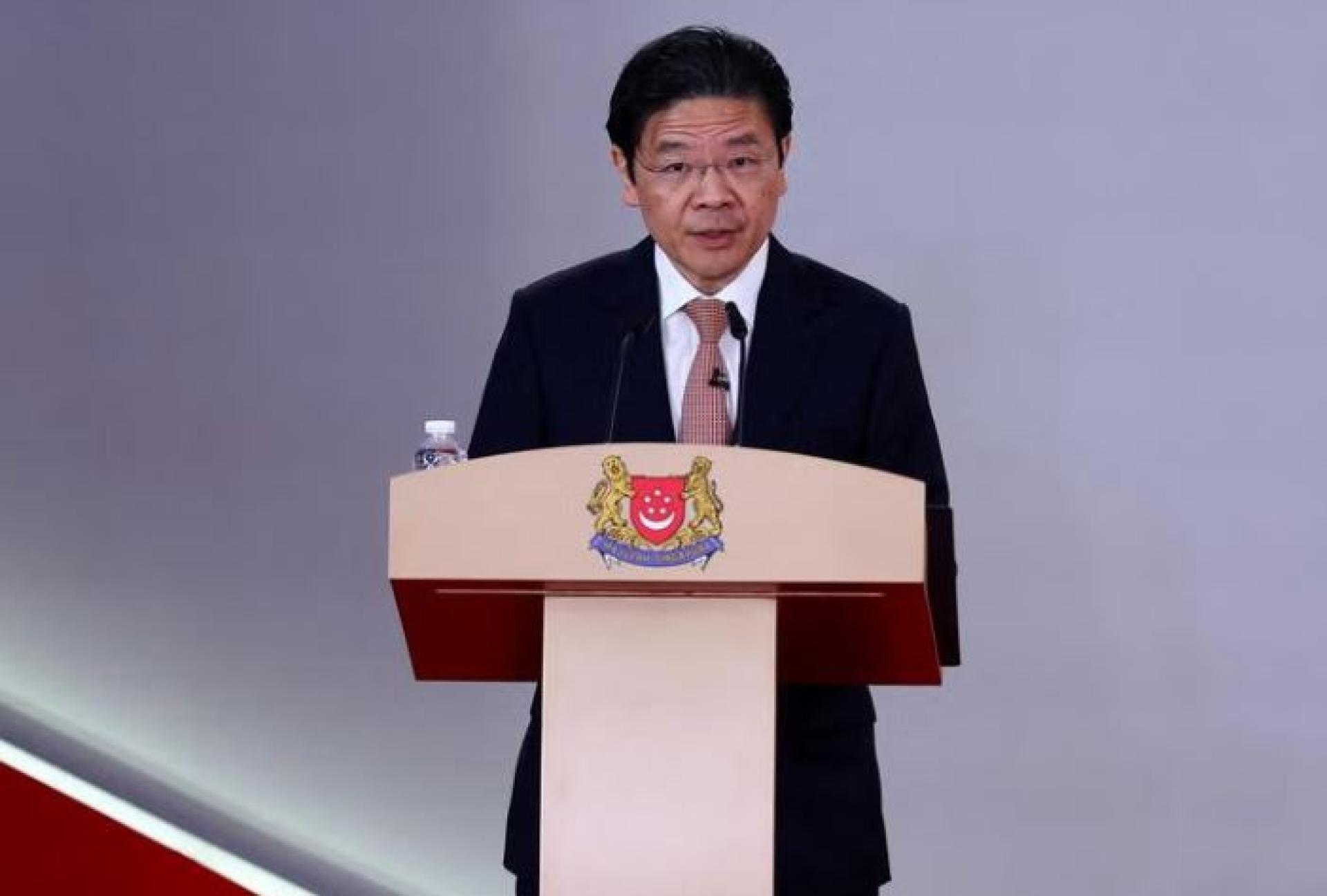 黄循财总理宣誓就职后，分别以马来语、华语和英语发表讲话。在英语致辞中，他阐述了政府下一阶段的重点任务，强调最重要的是确保国家稳固立足。
